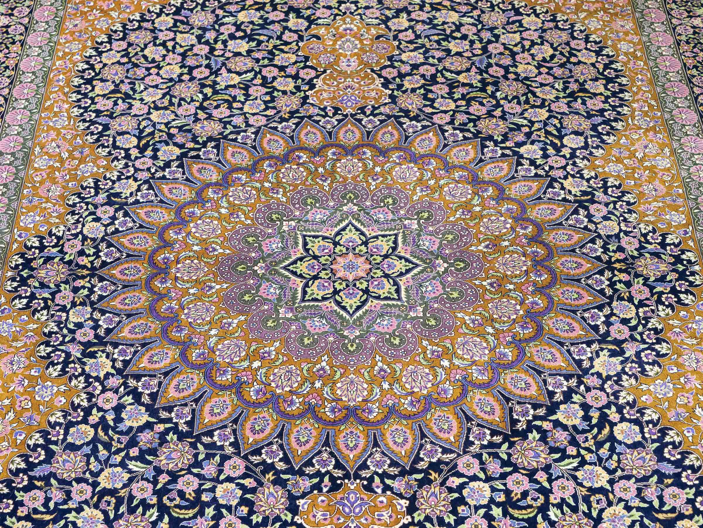 Sehr feiner, handgeknüpfter Khademi Orientteppich mit Ghom Design aus reiner Seide, oliv, blau, braun. 245x155 cm. Vertrieb durch Jupiter Intl.