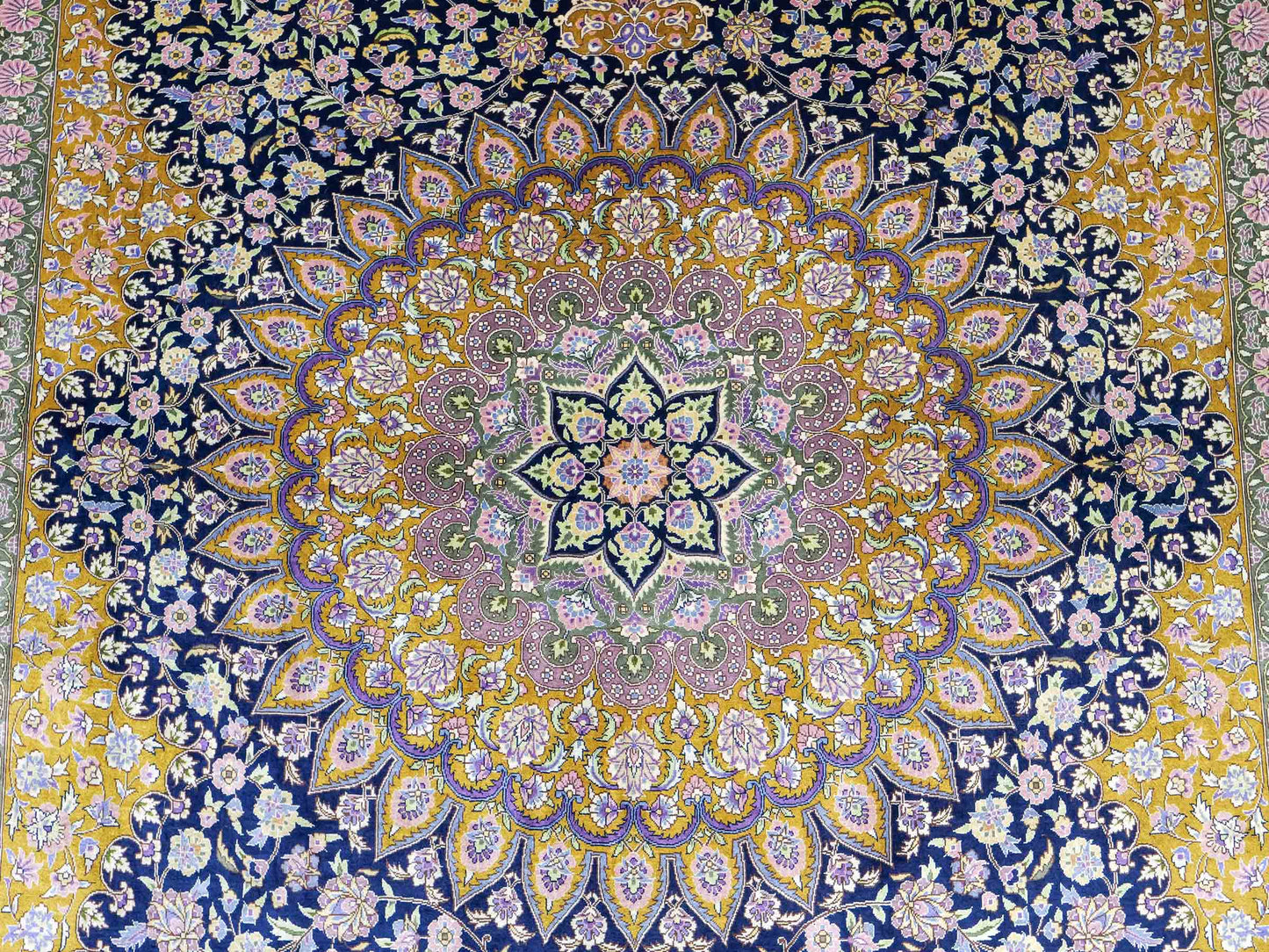 Sehr feiner, handgeknüpfter Khademi Orientteppich mit Ghom Design aus reiner Seide, oliv, blau, braun. 245x155 cm. Vertrieb durch Jupiter Intl.