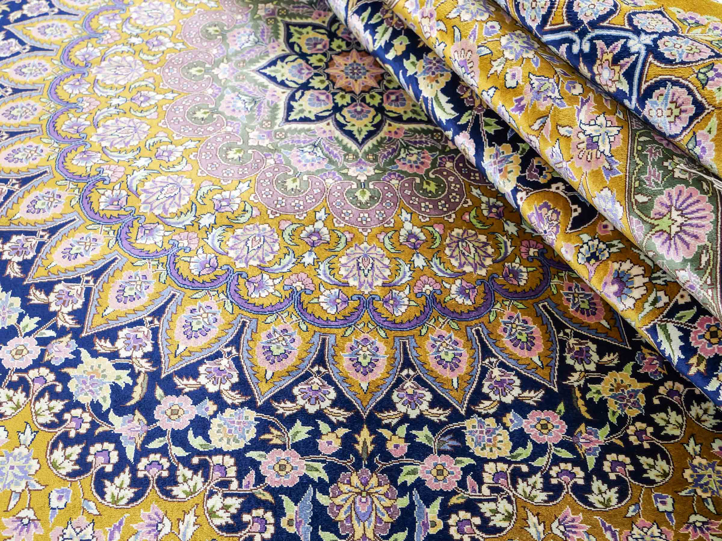 Sehr feiner, handgeknüpfter Khademi Orientteppich mit Ghom Design aus reiner Seide, oliv, blau, braun. 245x155 cm. Vertrieb durch Jupiter Intl.