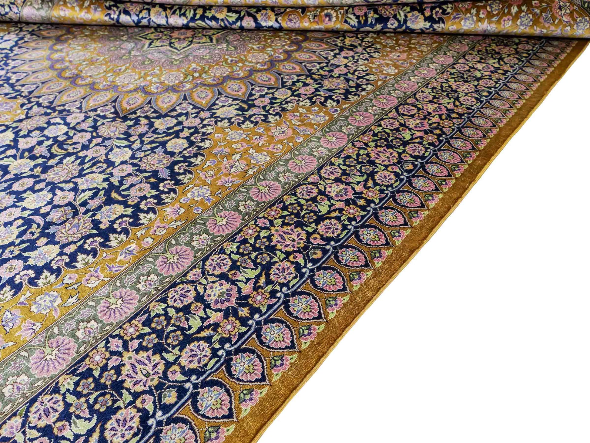 Sehr feiner, handgeknüpfter Khademi Orientteppich mit Ghom Design aus reiner Seide, oliv, blau, braun. 245x155 cm. Vertrieb durch Jupiter Intl.
