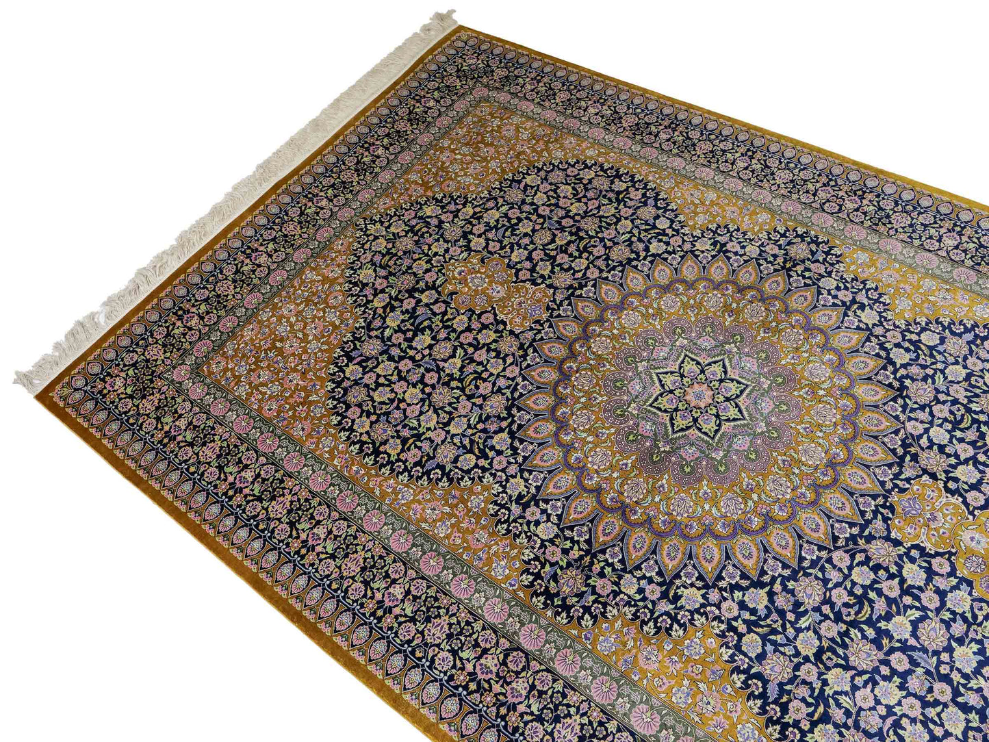 Sehr feiner, handgeknüpfter Khademi Orientteppich mit Ghom Design aus reiner Seide, oliv, blau, braun. 245x155 cm. Vertrieb durch Jupiter Intl.