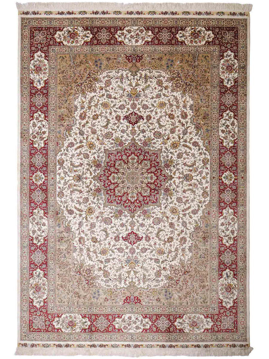 Sehr feiner, handgeknüpfter Khademi Orientteppich mit Ghom Design aus reiner Seide, creme, weiß, rot. 246x173 cm. Vertreib durch Jupiter Intl.