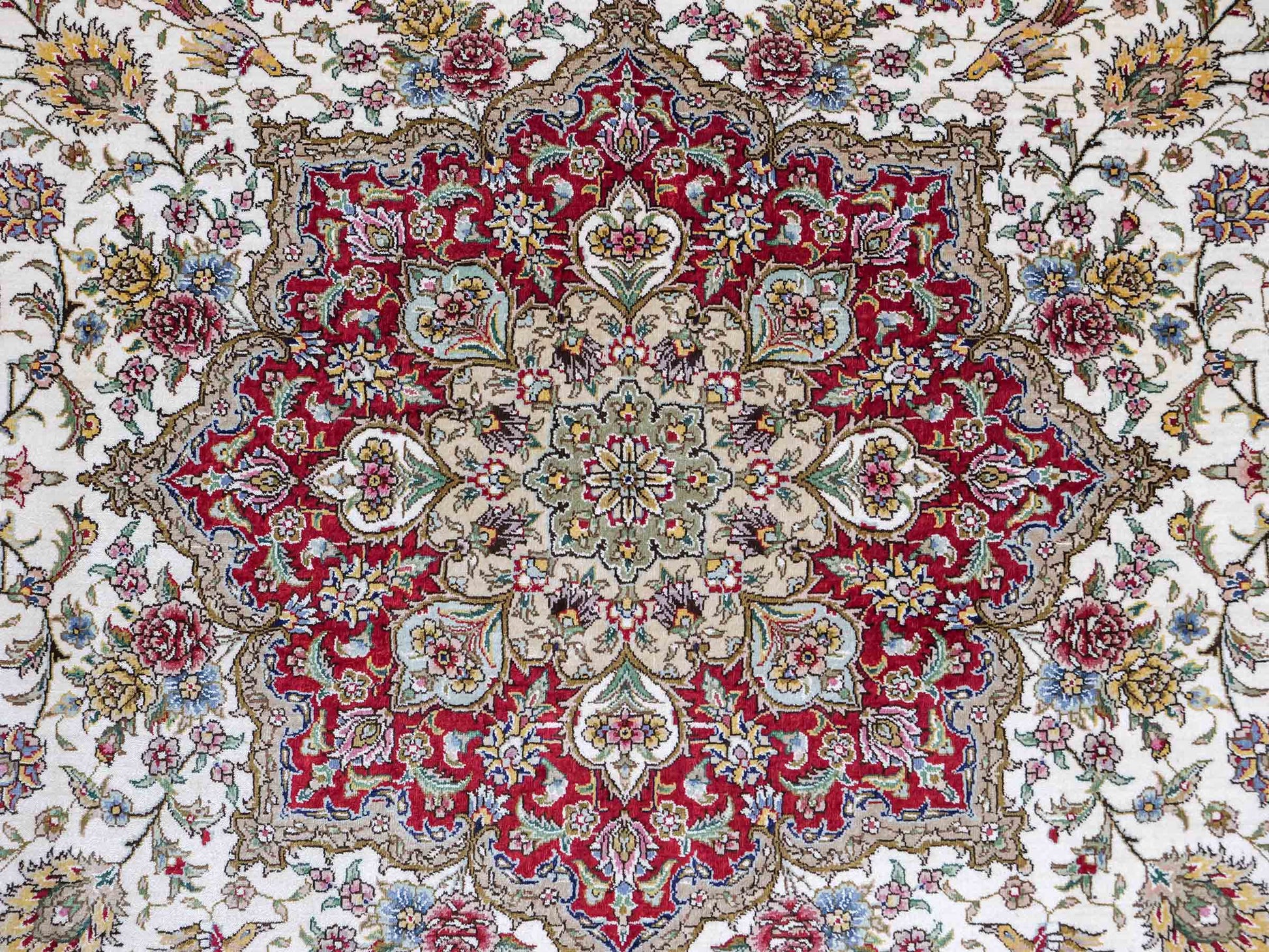 Sehr feiner, handgeknüpfter Khademi Orientteppich mit Ghom Design aus reiner Seide, creme, weiß, rot. 246x173 cm. Vertreib durch Jupiter Intl.