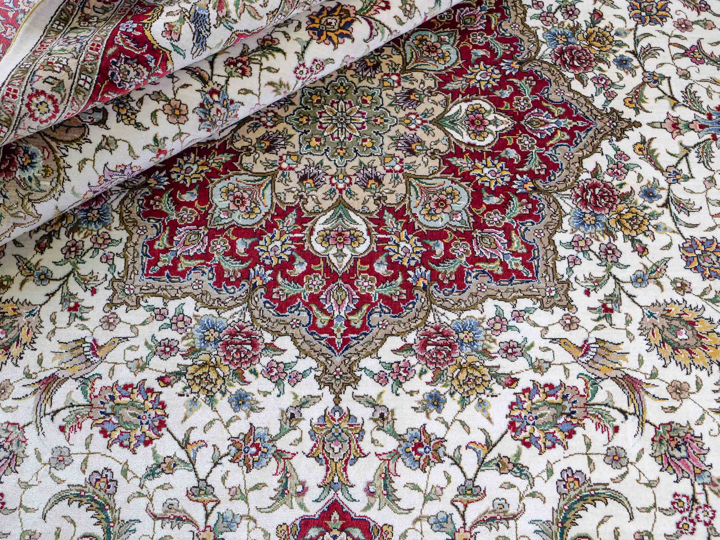 Sehr feiner, handgeknüpfter Khademi Orientteppich mit Ghom Design aus reiner Seide, creme, weiß, rot. 246x173 cm. Vertreib durch Jupiter Intl.