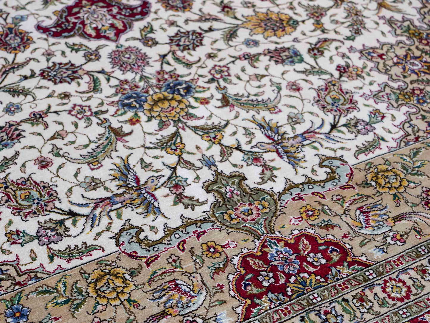 Sehr feiner, handgeknüpfter Khademi Orientteppich mit Ghom Design aus reiner Seide, creme, weiß, rot. 247x173 cm. Vertrieb durch Jupiter Intl.