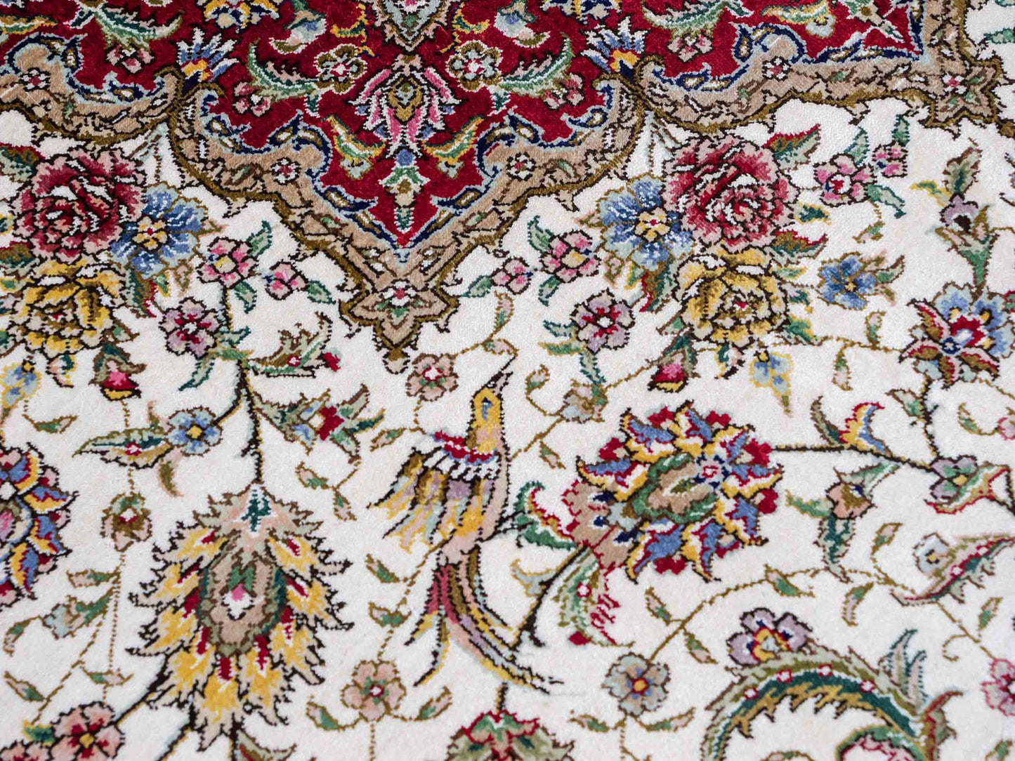 Sehr feiner, handgeknüpfter Khademi Orientteppich mit Ghom Design aus reiner Seide, creme, weiß, rot. 247x173 cm. Vertrieb durch Jupiter Intl.