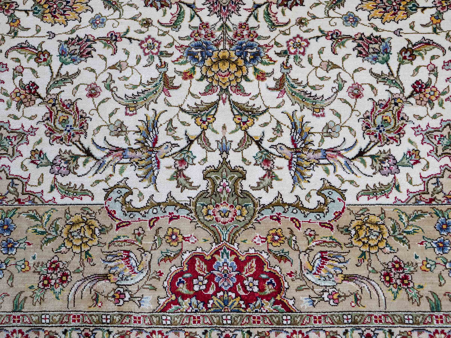 Sehr feiner, handgeknüpfter Khademi Orientteppich mit Ghom Design aus reiner Seide, creme, weiß, rot. 247x173 cm. Vertrieb durch Jupiter Intl.