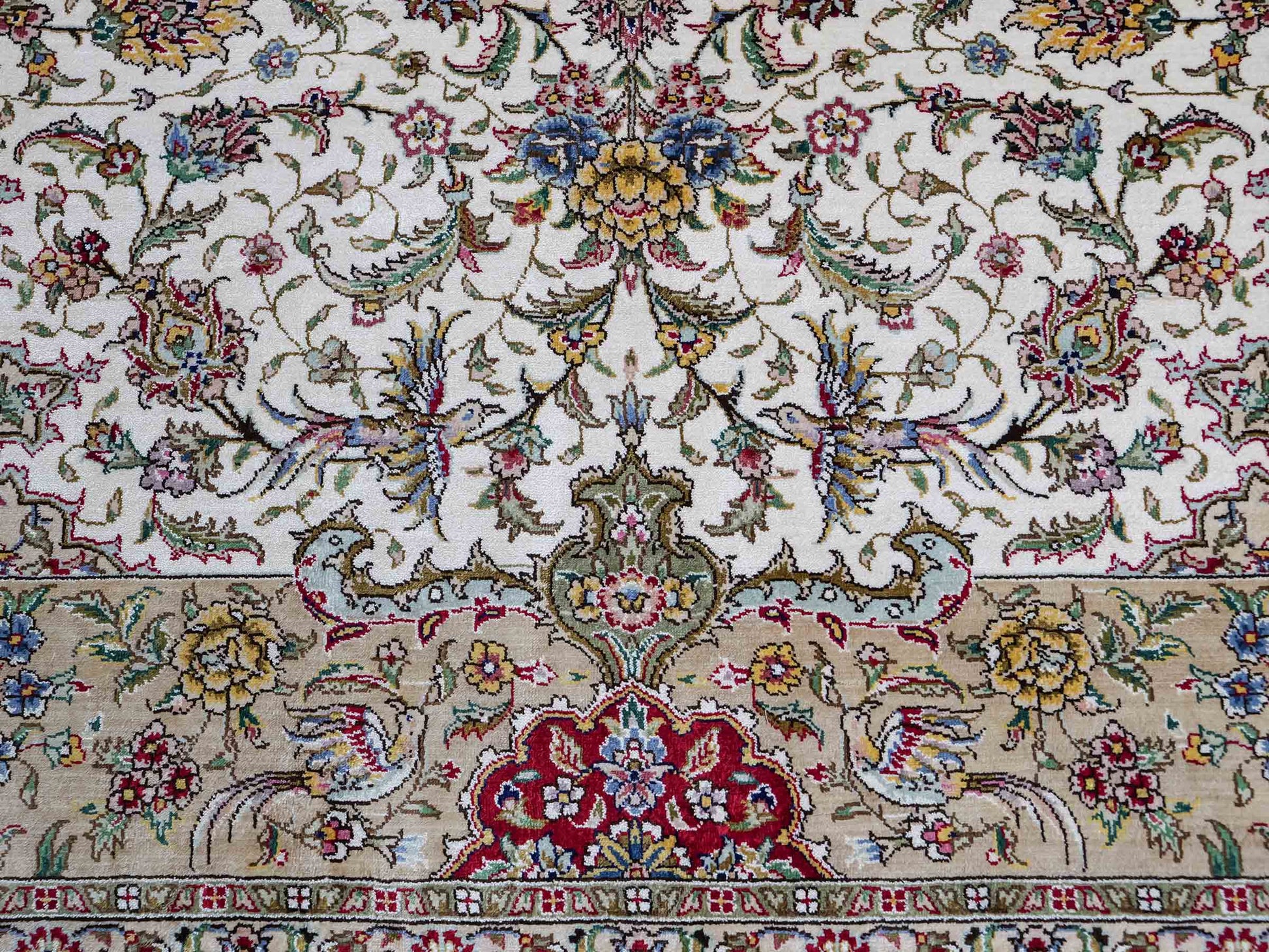 Sehr feiner, handgeknüpfter Khademi Orientteppich mit Ghom Design aus reiner Seide, creme, weiß, rot. 247x173 cm. Vertrieb durch Jupiter Intl.