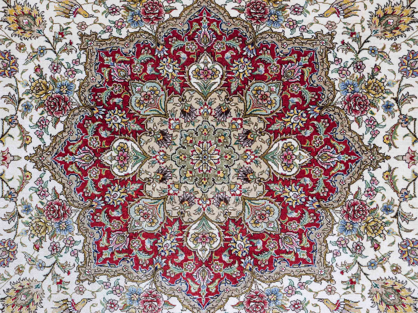 Sehr feiner, handgeknüpfter Khademi Orientteppich mit Ghom Design aus reiner Seide, creme, weiß, rot. 247x173 cm. Vertrieb durch Jupiter Intl.