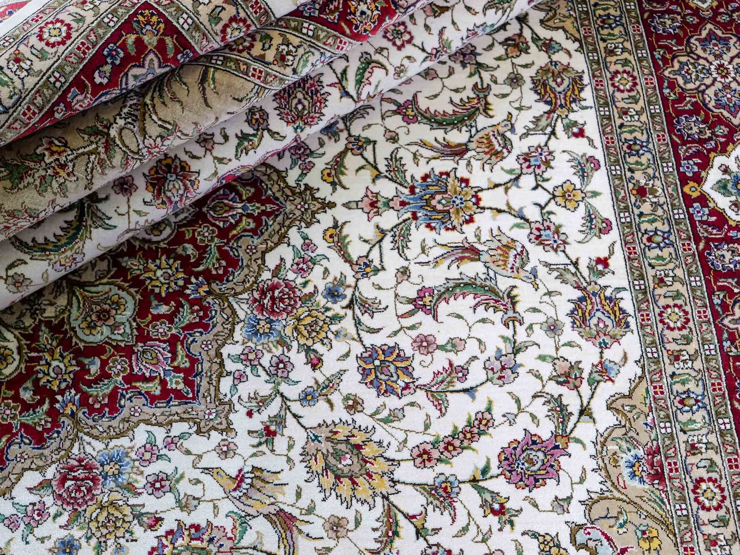 Sehr feiner, handgeknüpfter Khademi Orientteppich mit Ghom Design aus reiner Seide, creme, weiß, rot. 247x173 cm. Vertrieb durch Jupiter Intl.