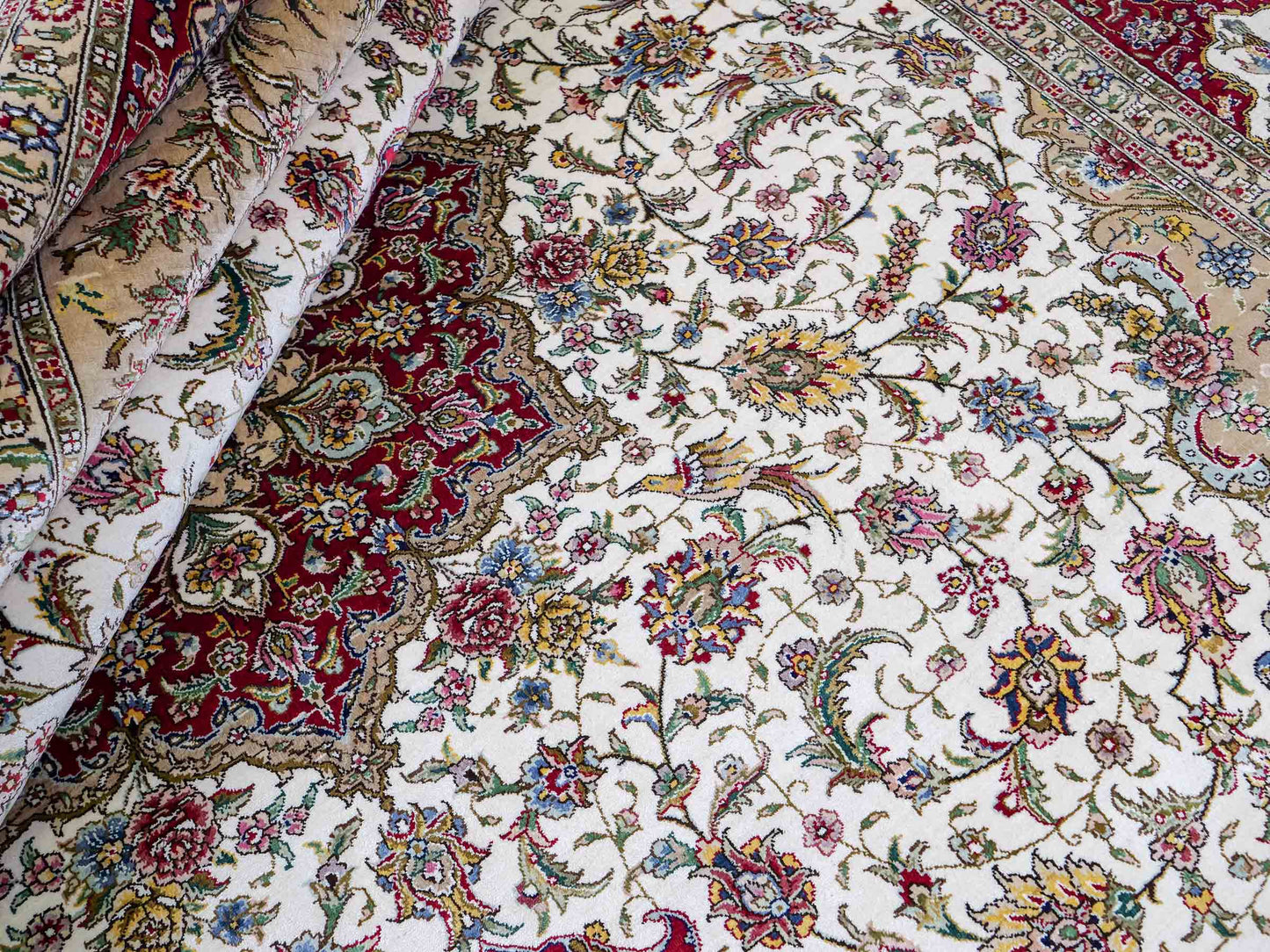 Sehr feiner, handgeknüpfter Khademi Orientteppich mit Ghom Design aus reiner Seide, creme, weiß, rot. 247x173 cm. Vertrieb durch Jupiter Intl.
