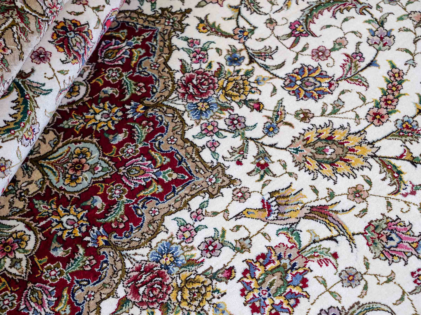 Sehr feiner, handgeknüpfter Khademi Orientteppich mit Ghom Design aus reiner Seide, creme, weiß, rot. 247x173 cm. Vertrieb durch Jupiter Intl.