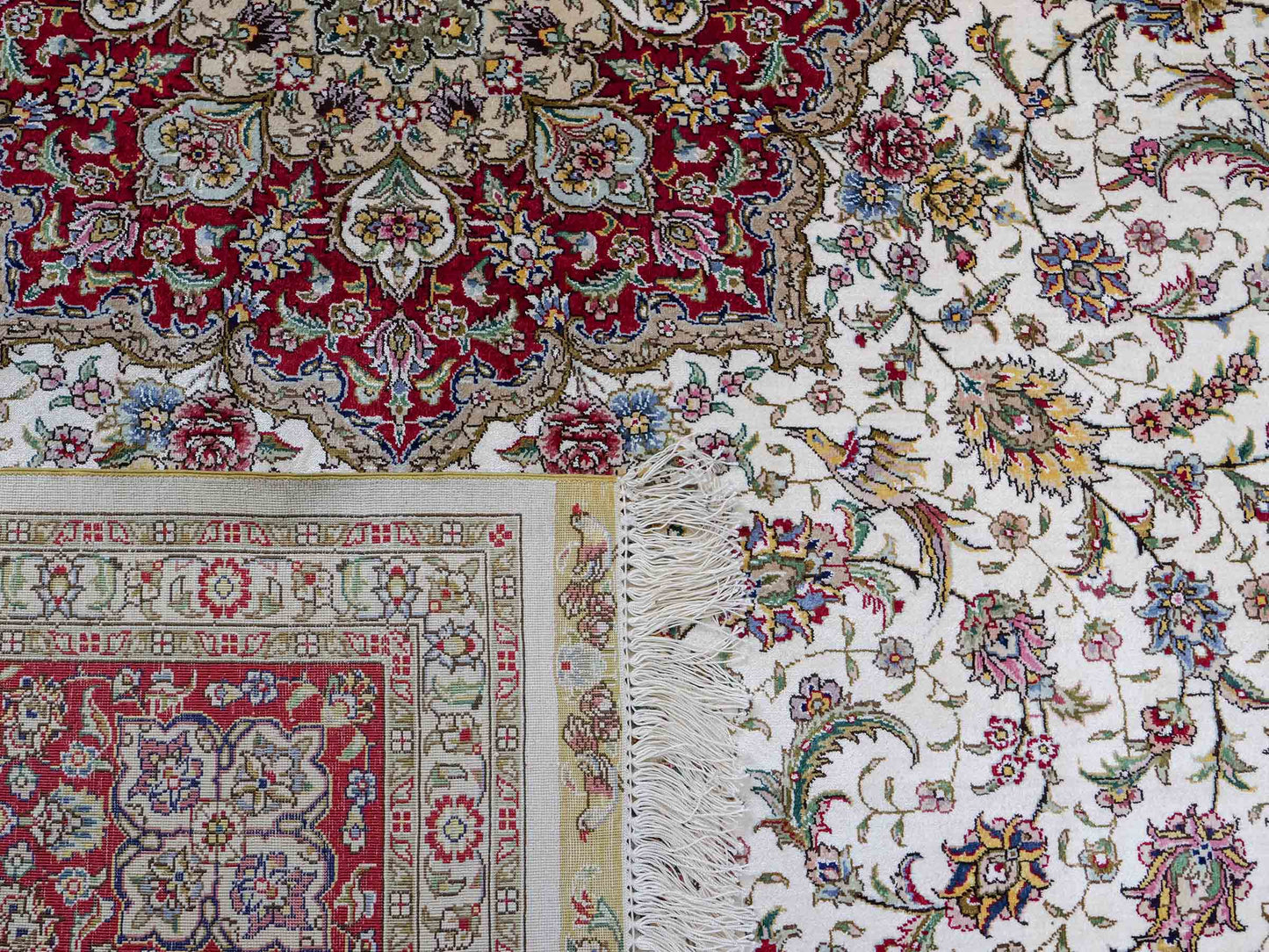 Sehr feiner, handgeknüpfter Khademi Orientteppich mit Ghom Design aus reiner Seide, creme, weiß, rot. 247x173 cm. Vertrieb durch Jupiter Intl.