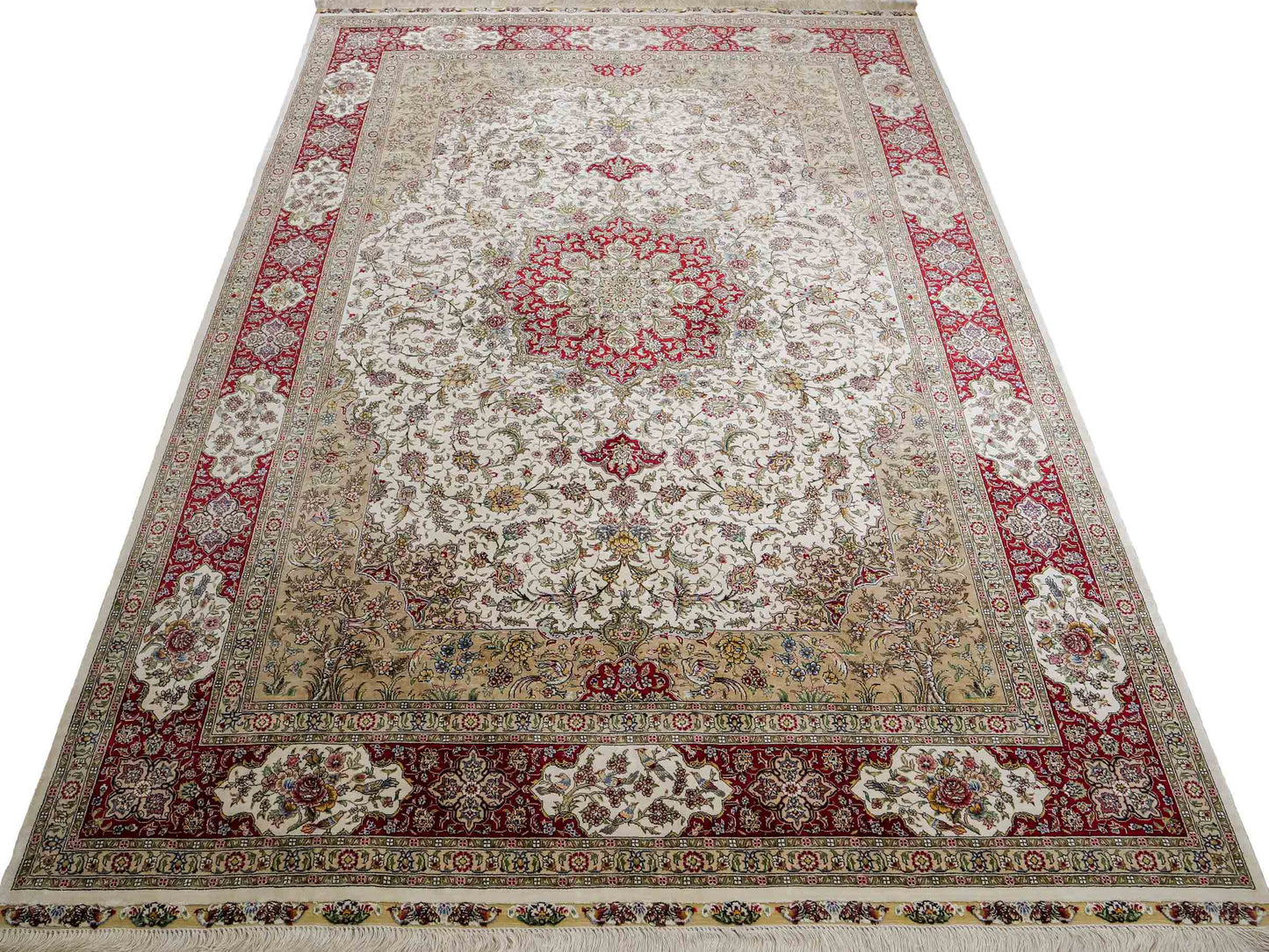Sehr feiner, handgeknüpfter Khademi Orientteppich mit Ghom Design aus reiner Seide, creme, weiß, rot. 247x173 cm. Vertrieb durch Jupiter Intl.