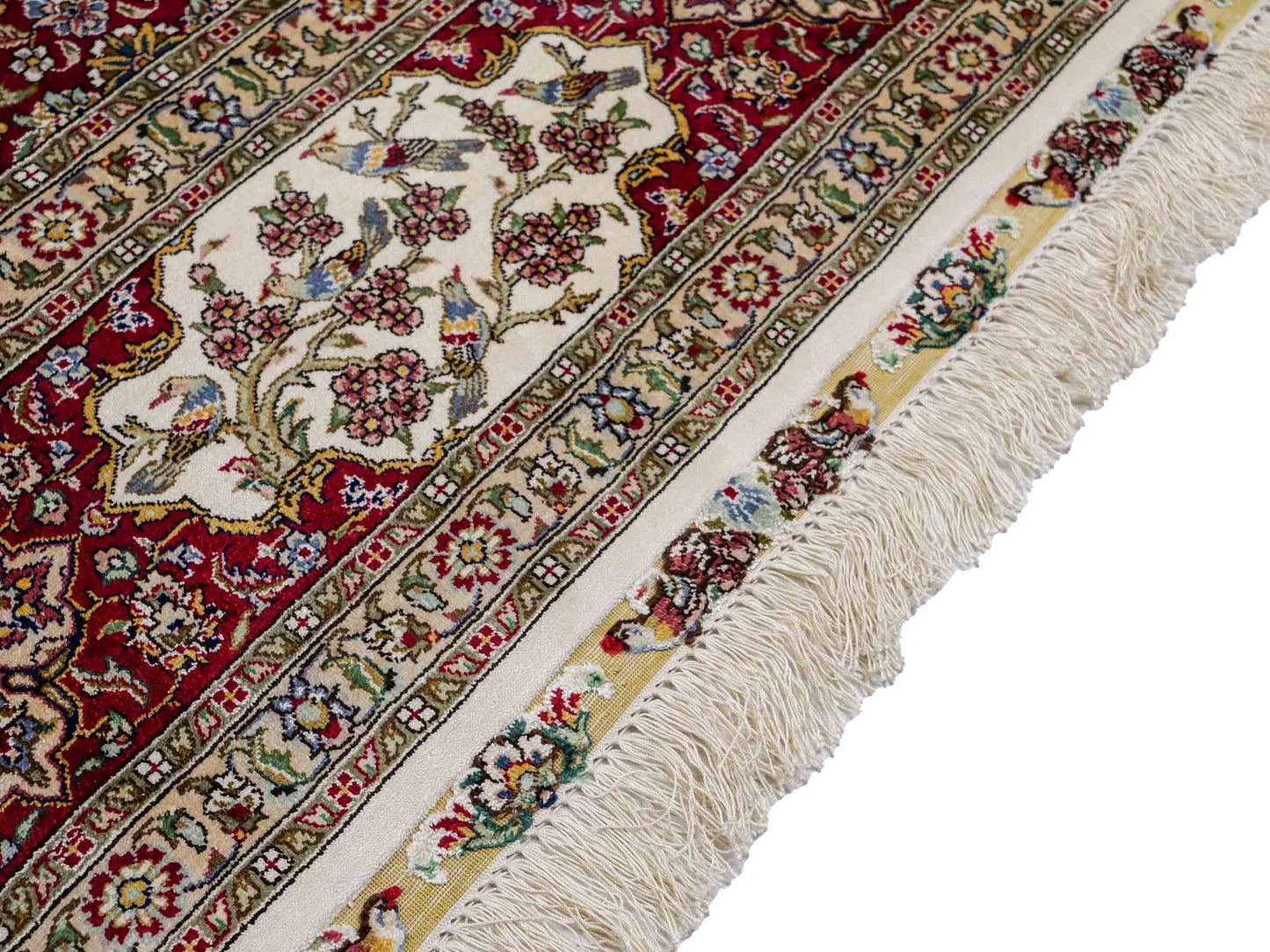 Sehr feiner, handgeknüpfter Khademi Orientteppich mit Ghom Design aus reiner Seide, creme, weiß, rot. 247x173 cm. Vertrieb durch Jupiter Intl.
