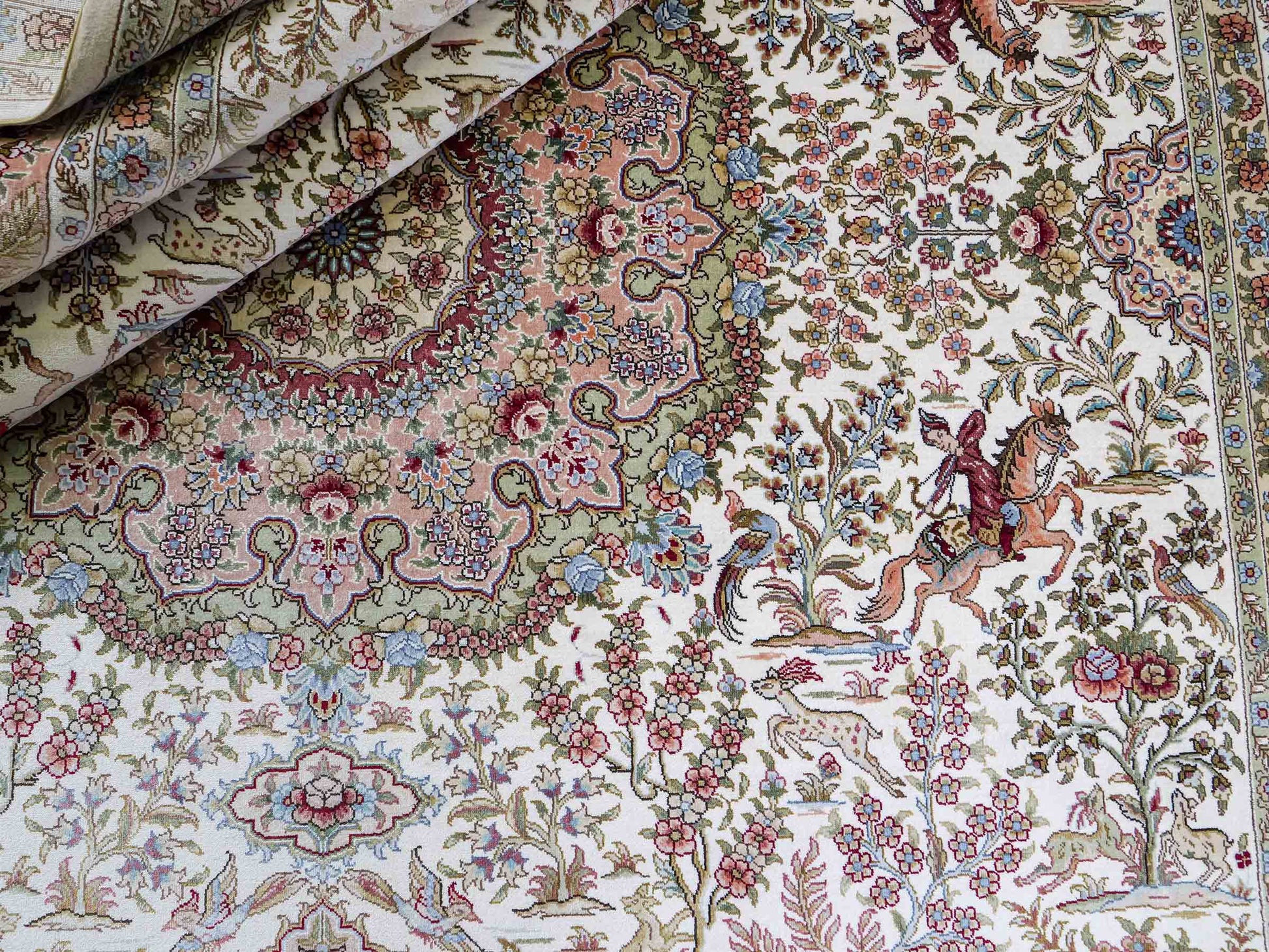 Sehr feiner, handgeknüpfter Khademi Orientteppich mit Ghom Design aus reiner Seide, creme, weiß. 248x172 cm. Vertrieb durch Jupiter Intl.