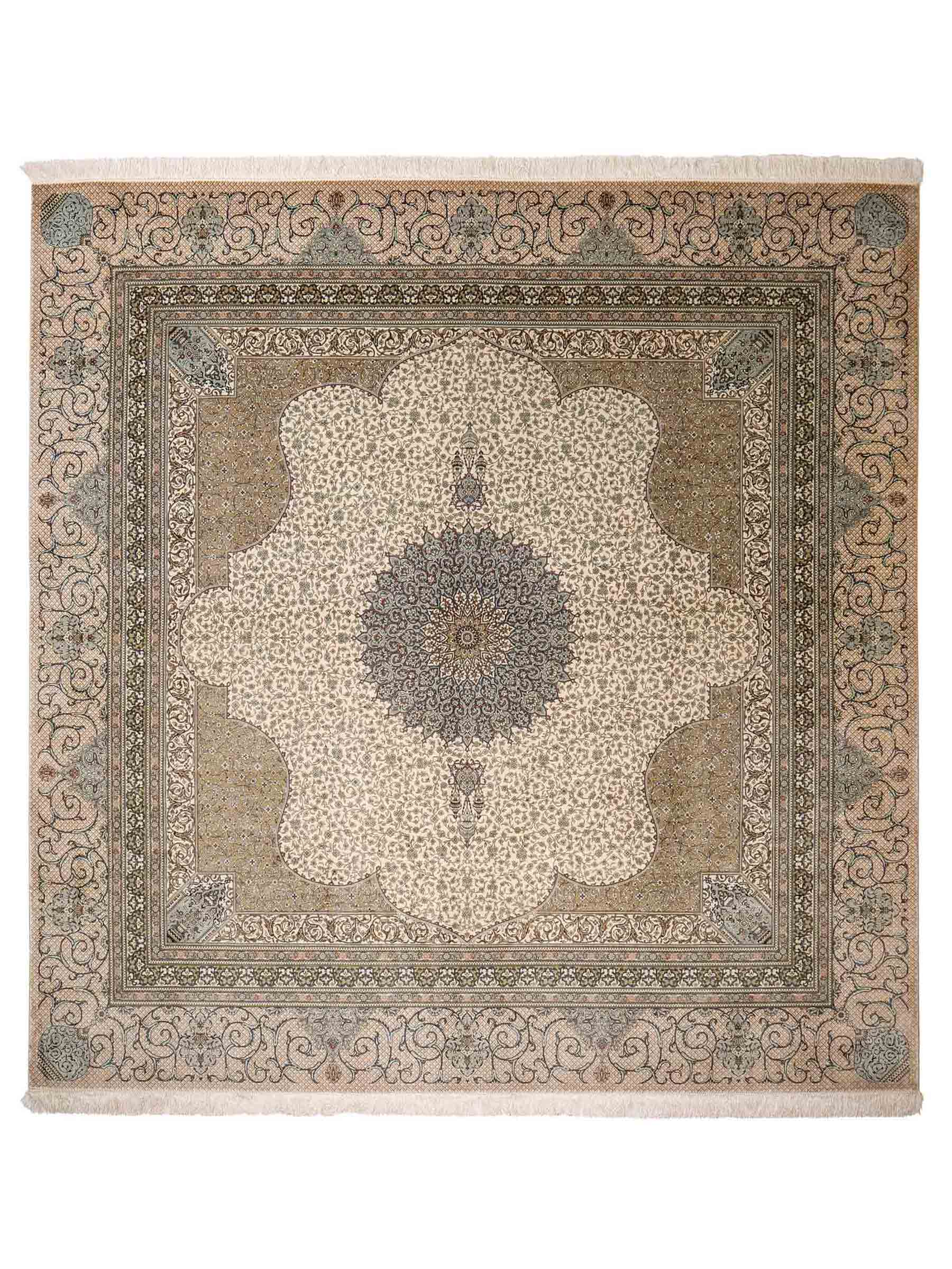 Sehr feiner, handgeknüpfter Khademi Orientteppich mit Ghom Design aus reiner Seide, creme, weß, blau. Unikat. 248x247 cm. Vertrieb durch Jupiter Intl.