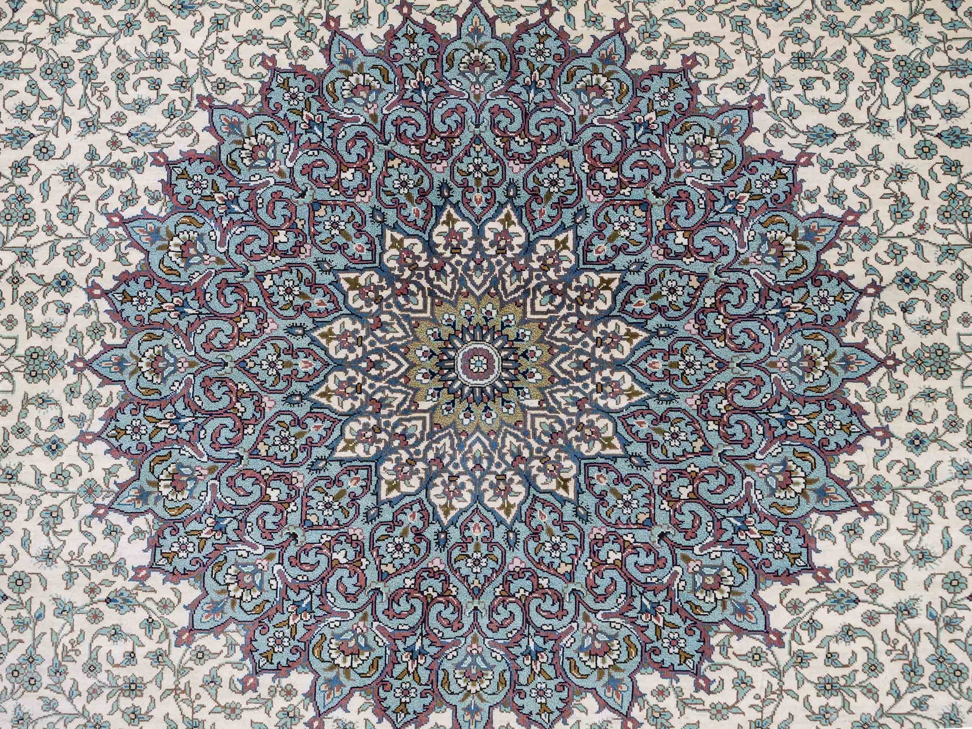 Sehr feiner, handgeknüpfter Khademi Orientteppich mit Ghom Design aus reiner Seide, creme, weß, blau. Unikat. 248x247 cm. Vertrieb durch Jupiter Intl.