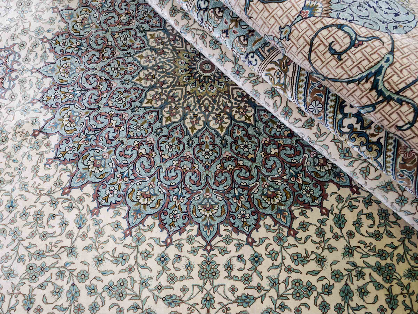 Sehr feiner, handgeknüpfter Khademi Orientteppich mit Ghom Design aus reiner Seide, creme, weß, blau. Unikat. 248x247 cm. Vertrieb durch Jupiter Intl.