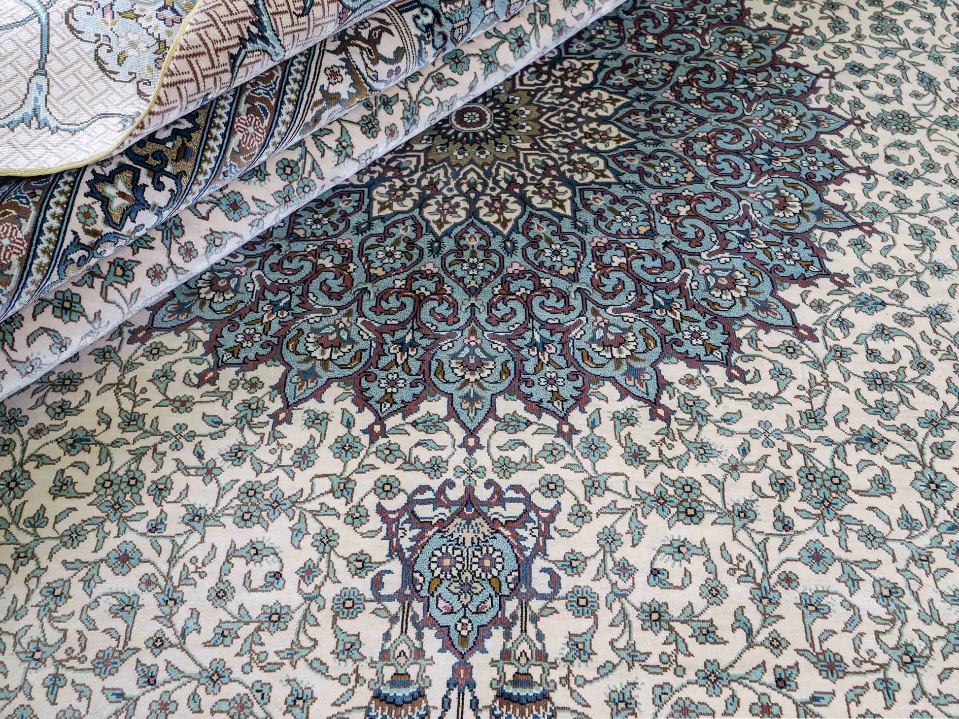 Sehr feiner, handgeknüpfter Khademi Orientteppich mit Ghom Design aus reiner Seide, creme, weß, blau. Unikat. 248x247 cm. Vertrieb durch Jupiter Intl.