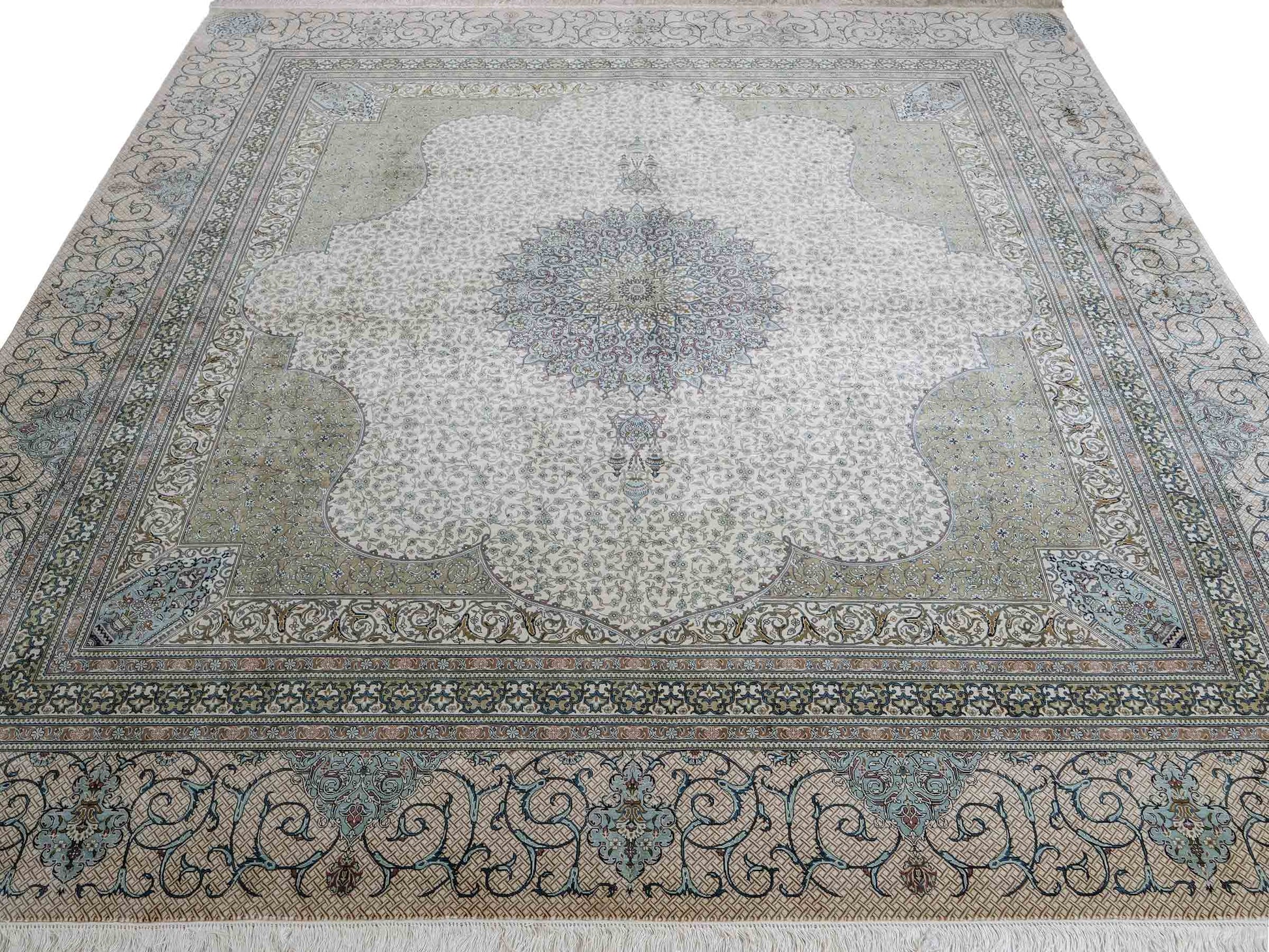 Sehr feiner, handgeknüpfter Khademi Orientteppich mit Ghom Design aus reiner Seide, creme, weß, blau. Unikat. 248x247 cm. Vertrieb durch Jupiter Intl.