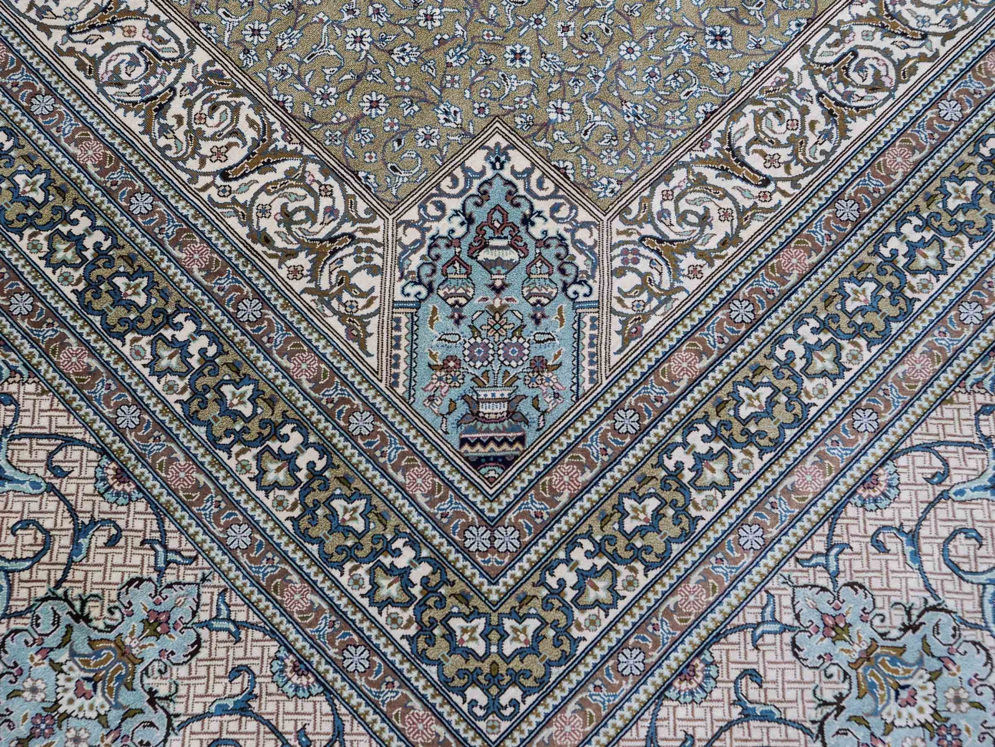 Sehr feiner, handgeknüpfter Khademi Orientteppich mit Ghom Design aus reiner Seide, creme, weß, blau. Unikat. 248x247 cm. Vertrieb durch Jupiter Intl.