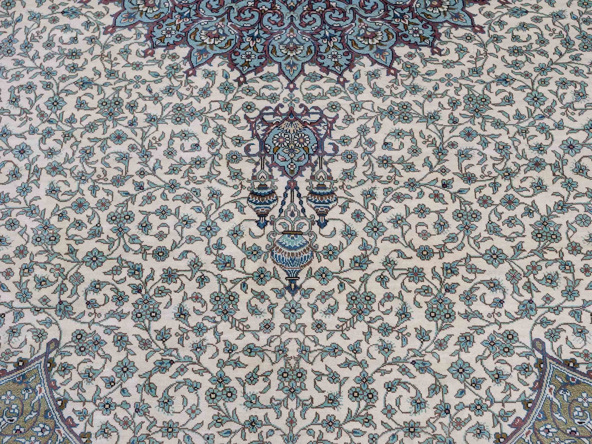 Sehr feiner, handgeknüpfter Khademi Orientteppich mit Ghom Design aus reiner Seide, creme, weß, blau. Unikat. 248x247 cm. Vertrieb durch Jupiter Intl.