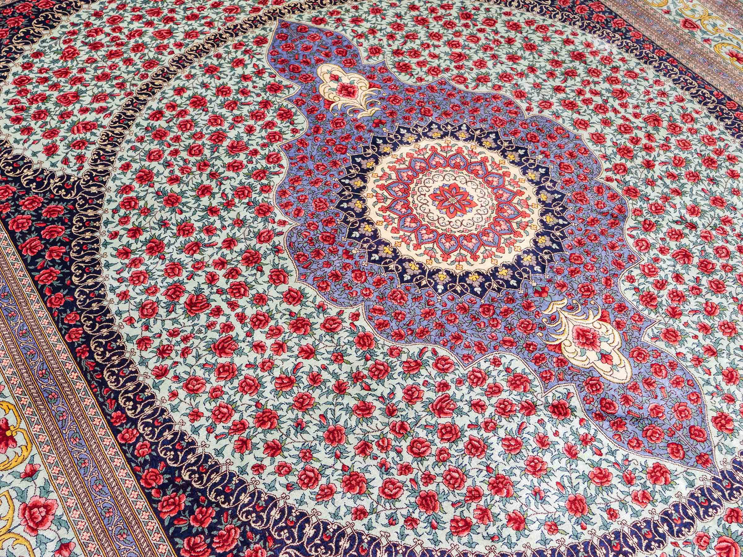 Sehr feiner, handgeknüpfter Khademi Orientteppich mit Ghom Design aus reiner Seide, blau, rot, türkis, grün. 259x205 cm. Vertrieb durch Jupiter Intl.