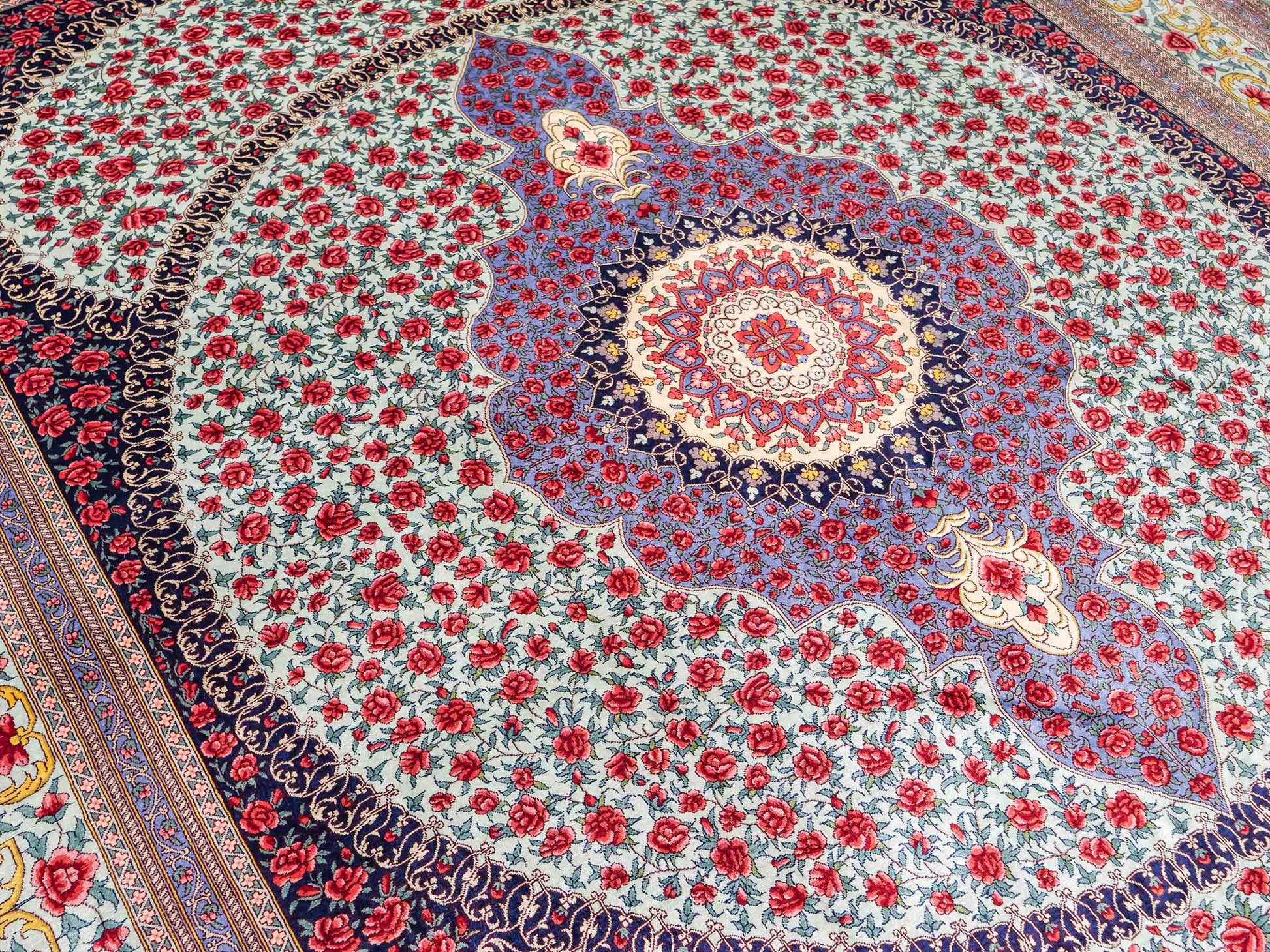 Sehr feiner, handgeknüpfter Khademi Orientteppich mit Ghom Design aus reiner Seide, blau, rot, türkis, grün. 259x205 cm. Vertrieb durch Jupiter Intl.