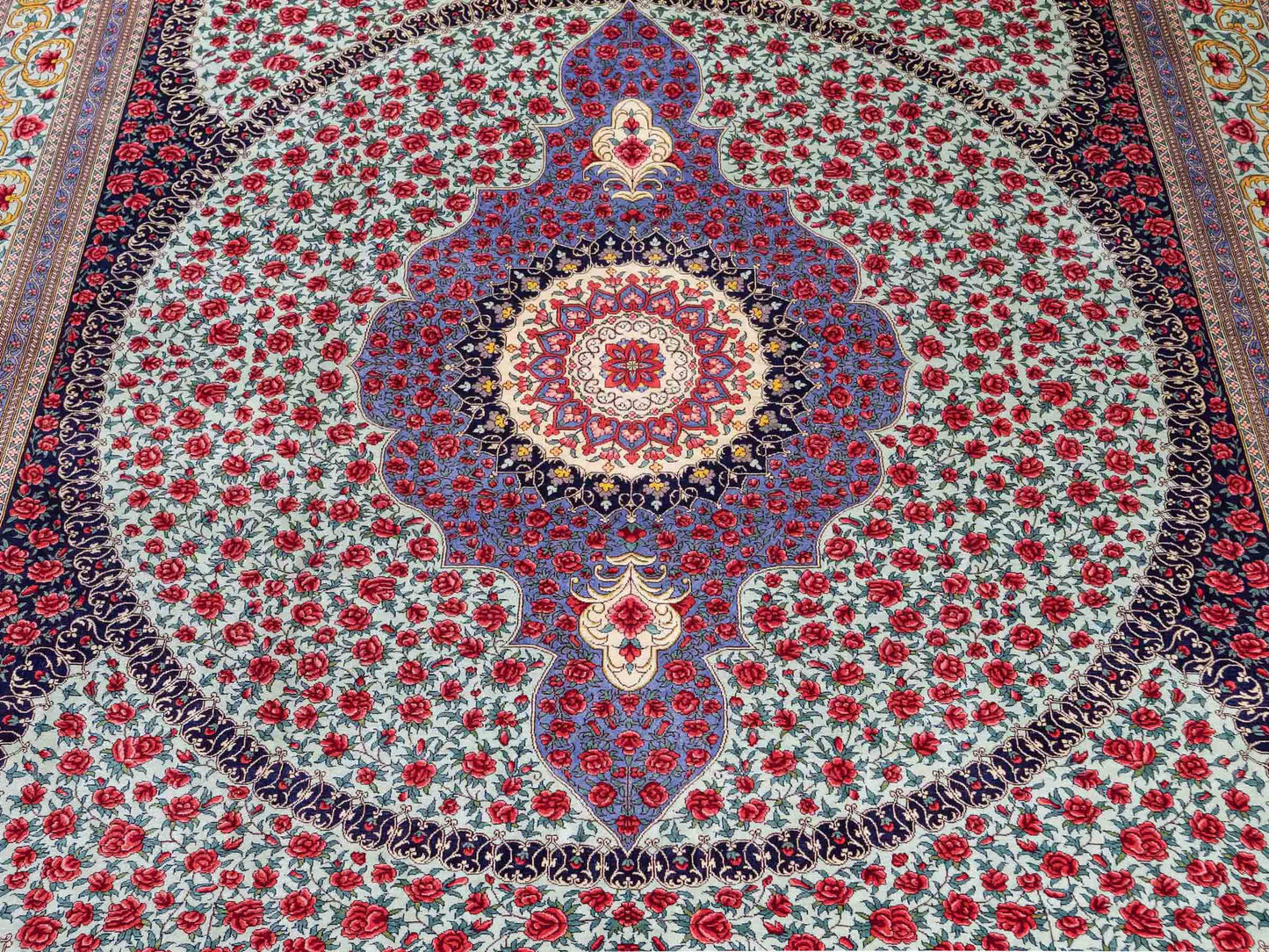 Sehr feiner, handgeknüpfter Khademi Orientteppich mit Ghom Design aus reiner Seide, blau, rot, türkis, grün. 259x205 cm. Vertrieb durch Jupiter Intl.