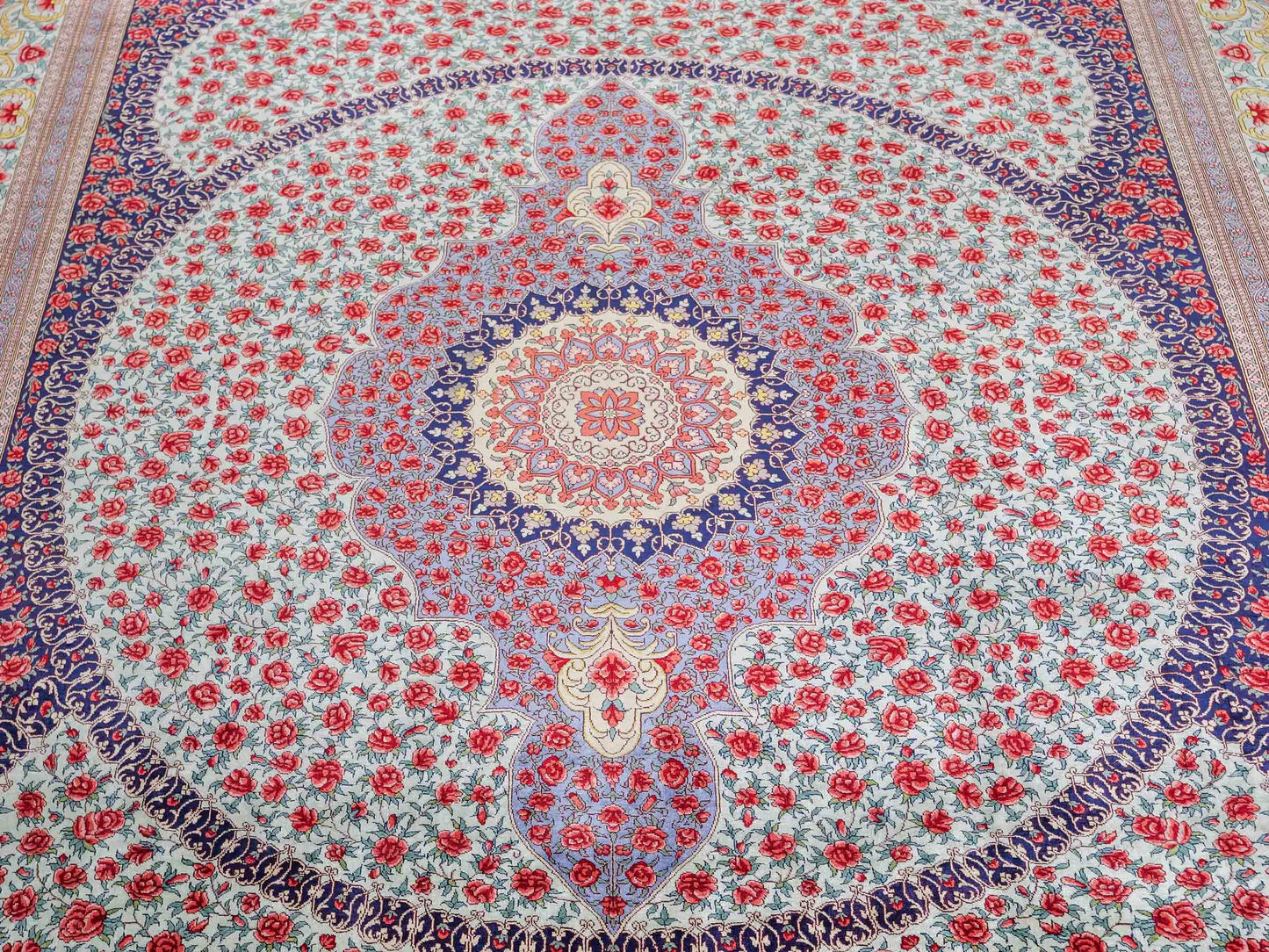 Sehr feiner, handgeknüpfter Khademi Orientteppich mit Ghom Design aus reiner Seide, blau, rot, türkis, grün. 259x205 cm. Vertrieb durch Jupiter Intl.