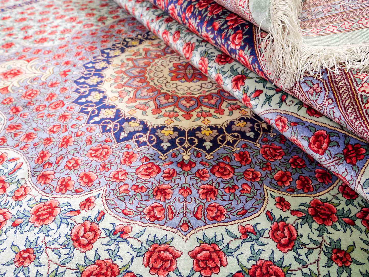 Sehr feiner, handgeknüpfter Khademi Orientteppich mit Ghom Design aus reiner Seide, blau, rot, türkis, grün. 259x205 cm. Vertrieb durch Jupiter Intl.