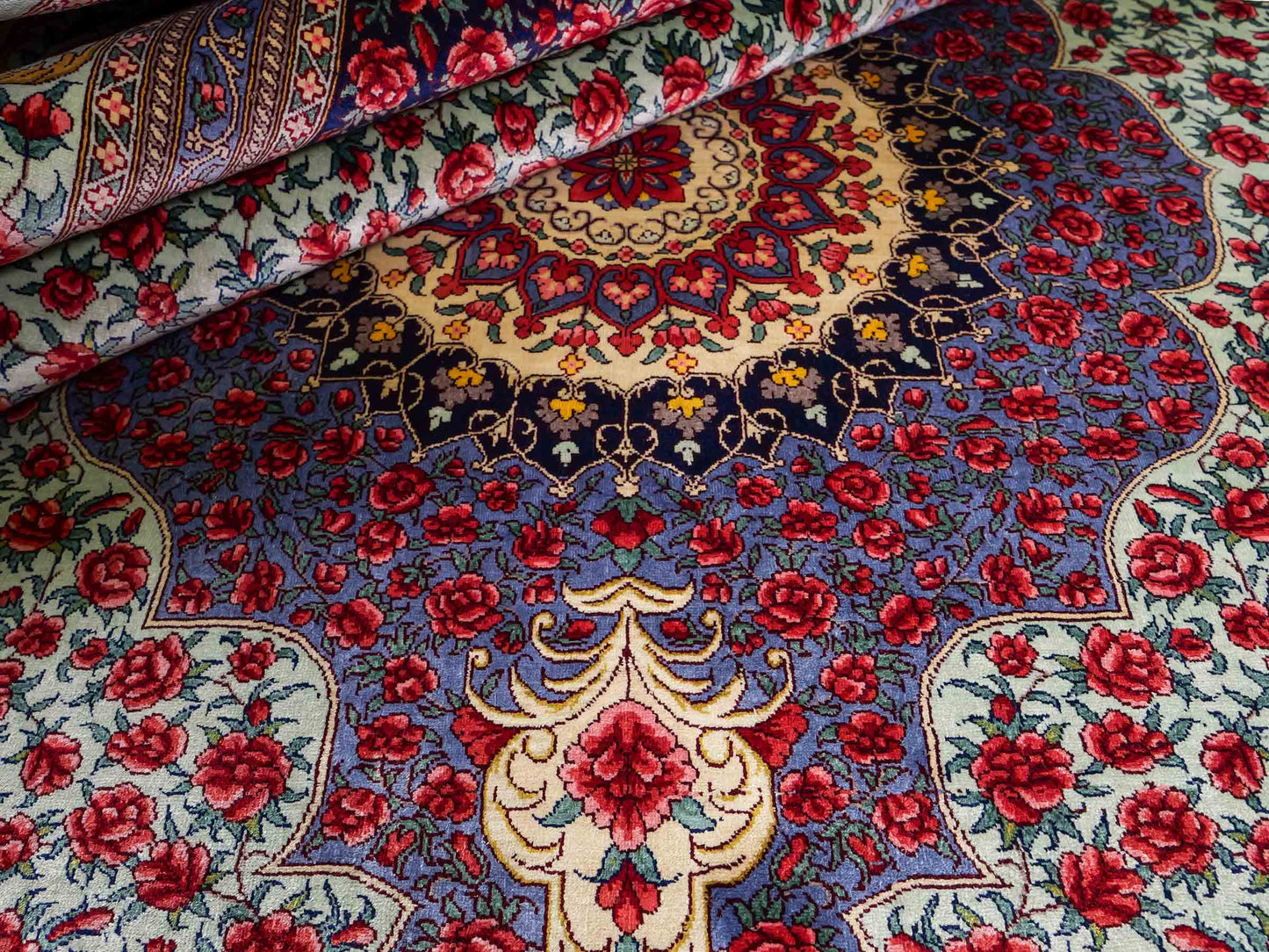 Sehr feiner, handgeknüpfter Khademi Orientteppich mit Ghom Design aus reiner Seide, blau, rot, türkis, grün. 259x205 cm. Vertrieb durch Jupiter Intl.