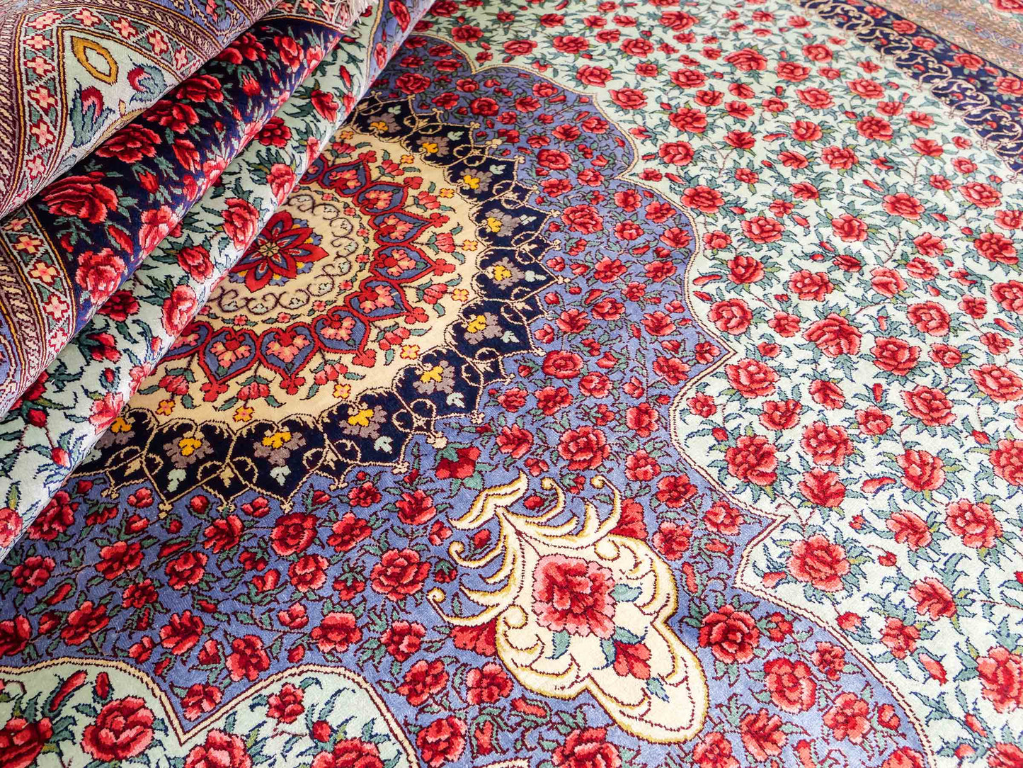 Sehr feiner, handgeknüpfter Khademi Orientteppich mit Ghom Design aus reiner Seide, blau, rot, türkis, grün. 259x205 cm. Vertrieb durch Jupiter Intl.