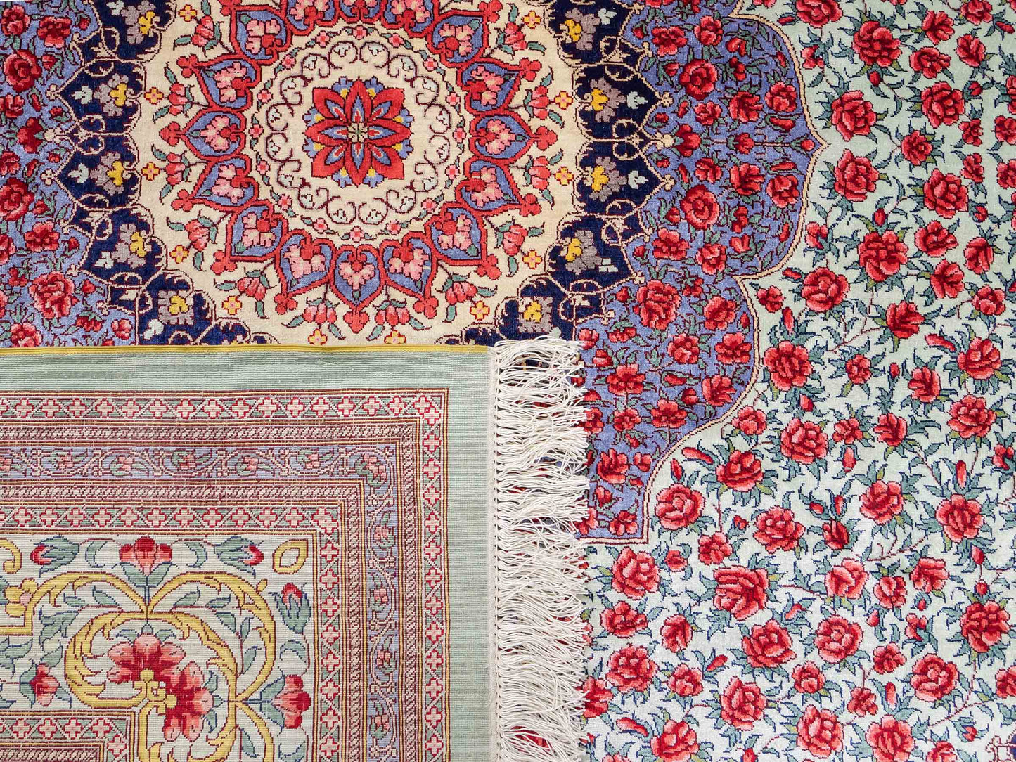 Sehr feiner, handgeknüpfter Khademi Orientteppich mit Ghom Design aus reiner Seide, blau, rot, türkis, grün. 259x205 cm. Vertrieb durch Jupiter Intl.