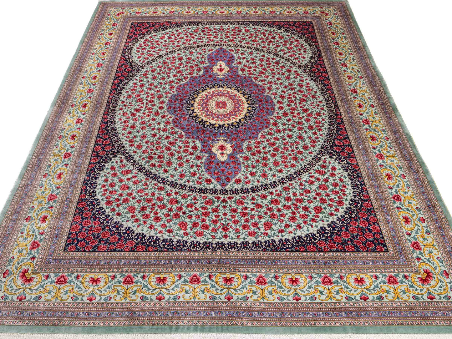 Sehr feiner, handgeknüpfter Khademi Orientteppich mit Ghom Design aus reiner Seide, blau, rot, türkis, grün. 259x205 cm. Vertrieb durch Jupiter Intl.