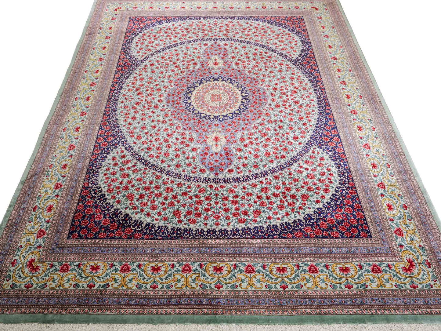 Sehr feiner, handgeknüpfter Khademi Orientteppich mit Ghom Design aus reiner Seide, blau, rot, türkis, grün. 259x205 cm. Vertrieb durch Jupiter Intl.