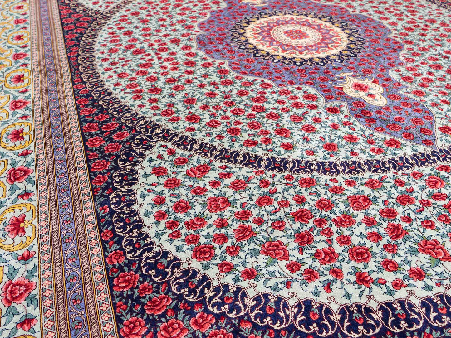 Sehr feiner, handgeknüpfter Khademi Orientteppich mit Ghom Design aus reiner Seide, blau, rot, türkis, grün. 259x205 cm. Vertrieb durch Jupiter Intl.