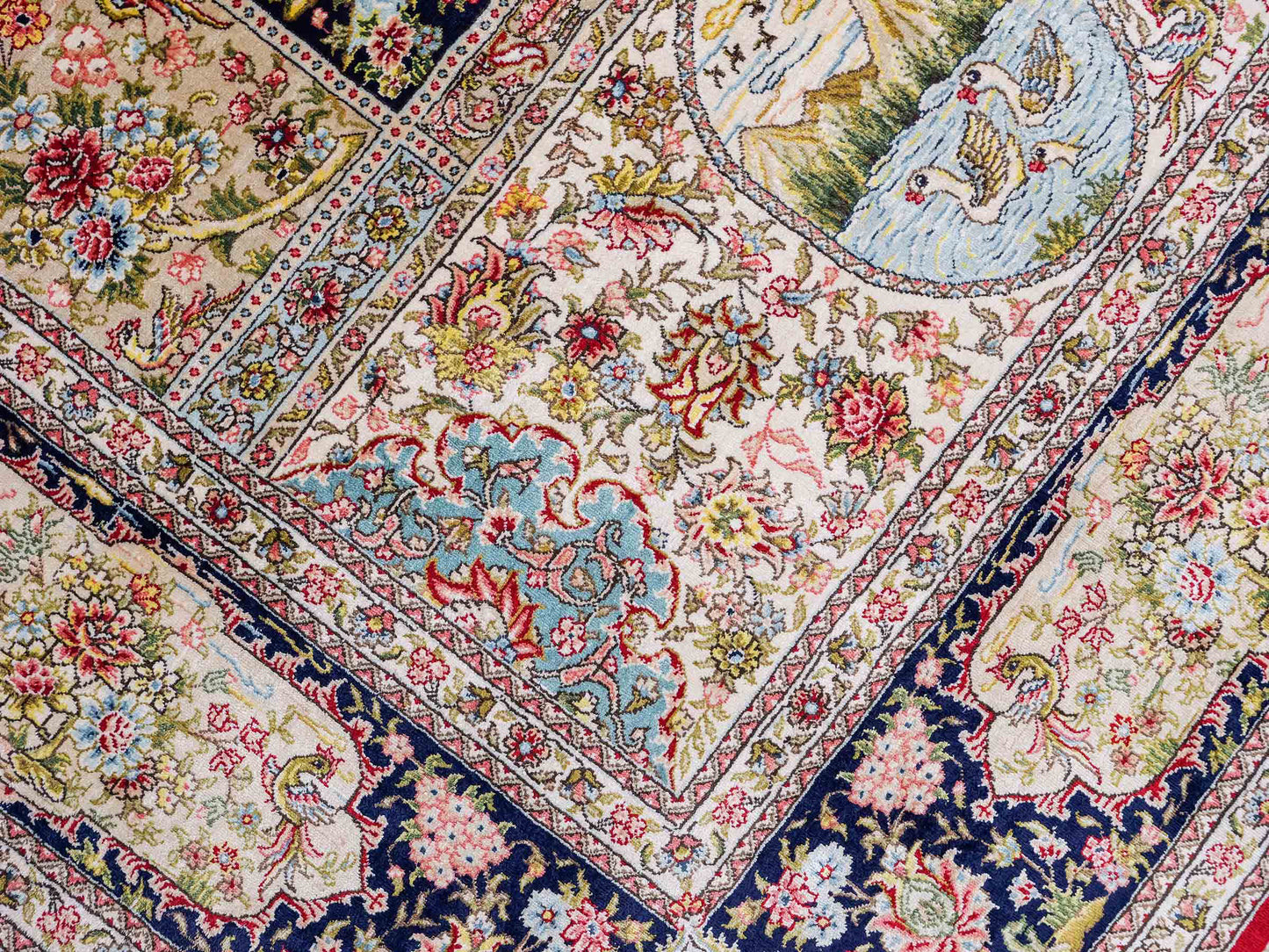 Sehr feiner, handgeknüpfter Khademi Orientteppich mit Ghom Design aus reiner Seide, rot, blau, creme, multicolor. 278x189 cm. Vertrieb durch Jupiter Intl.