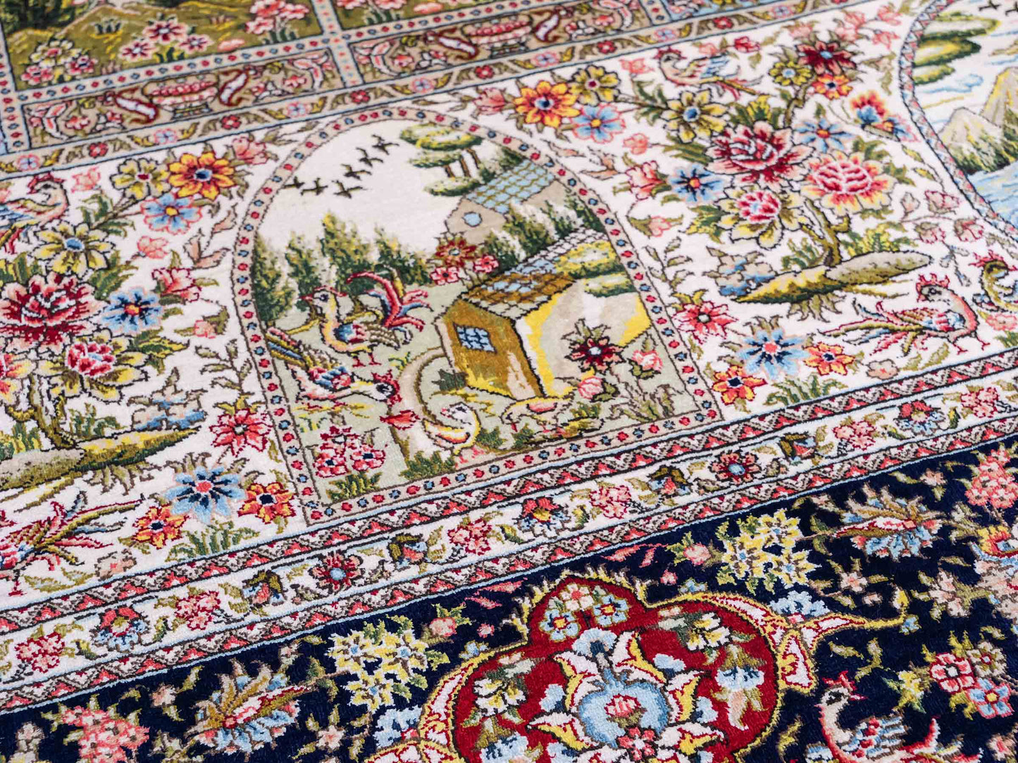 Sehr feiner, handgeknüpfter Khademi Orientteppich mit Ghom Design aus reiner Seide, rot, blau, creme, multicolor. 278x189 cm. Vertrieb durch Jupiter Intl.