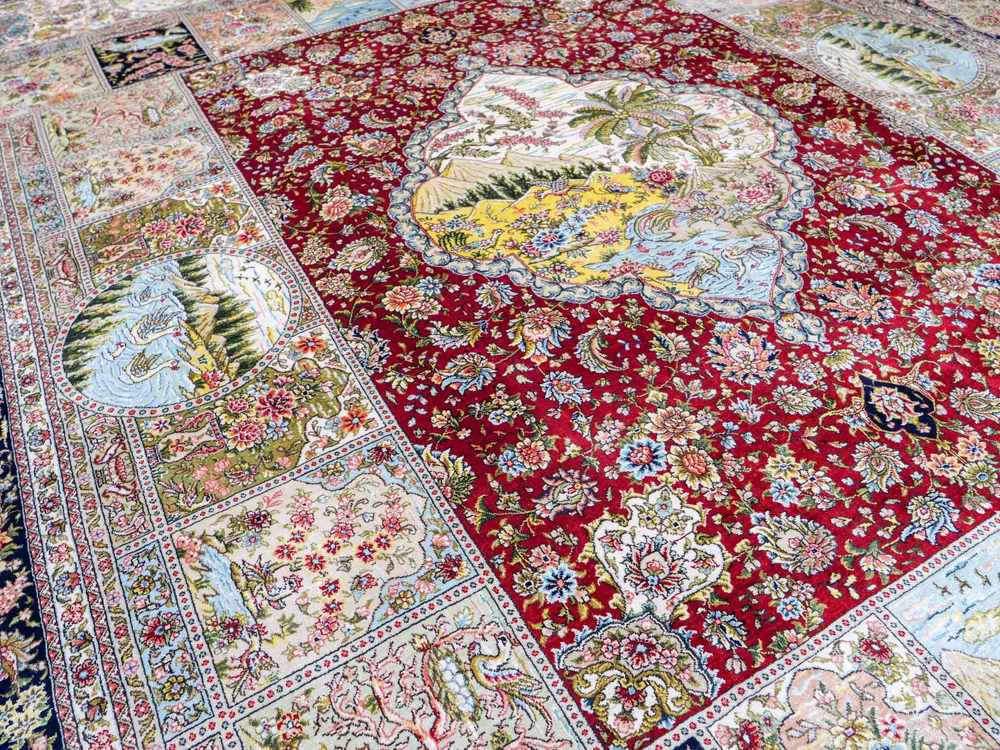 Sehr feiner, handgeknüpfter Khademi Orientteppich mit Ghom Design aus reiner Seide, rot, blau, creme, multicolor. 278x189 cm. Vertrieb durch Jupiter Intl.
