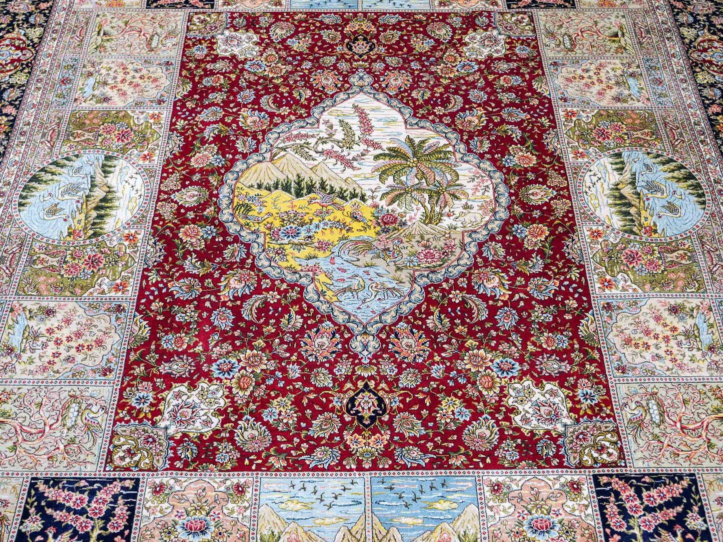 Sehr feiner, handgeknüpfter Khademi Orientteppich mit Ghom Design aus reiner Seide, rot, blau, creme, multicolor. 278x189 cm. Vertrieb durch Jupiter Intl.