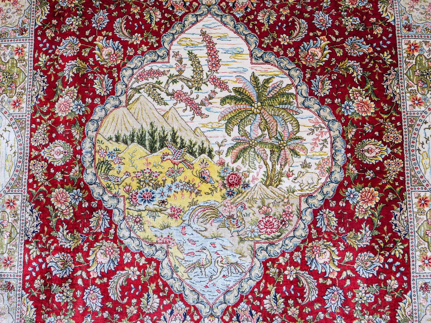 Sehr feiner, handgeknüpfter Khademi Orientteppich mit Ghom Design aus reiner Seide, rot, blau, creme, multicolor. 278x189 cm. Vertrieb durch Jupiter Intl.