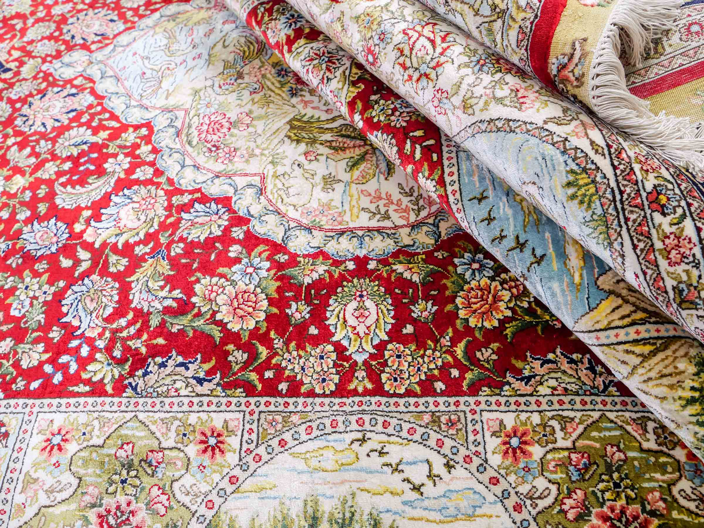 Sehr feiner, handgeknüpfter Khademi Orientteppich mit Ghom Design aus reiner Seide, rot, blau, creme, multicolor. 278x189 cm. Vertrieb durch Jupiter Intl.