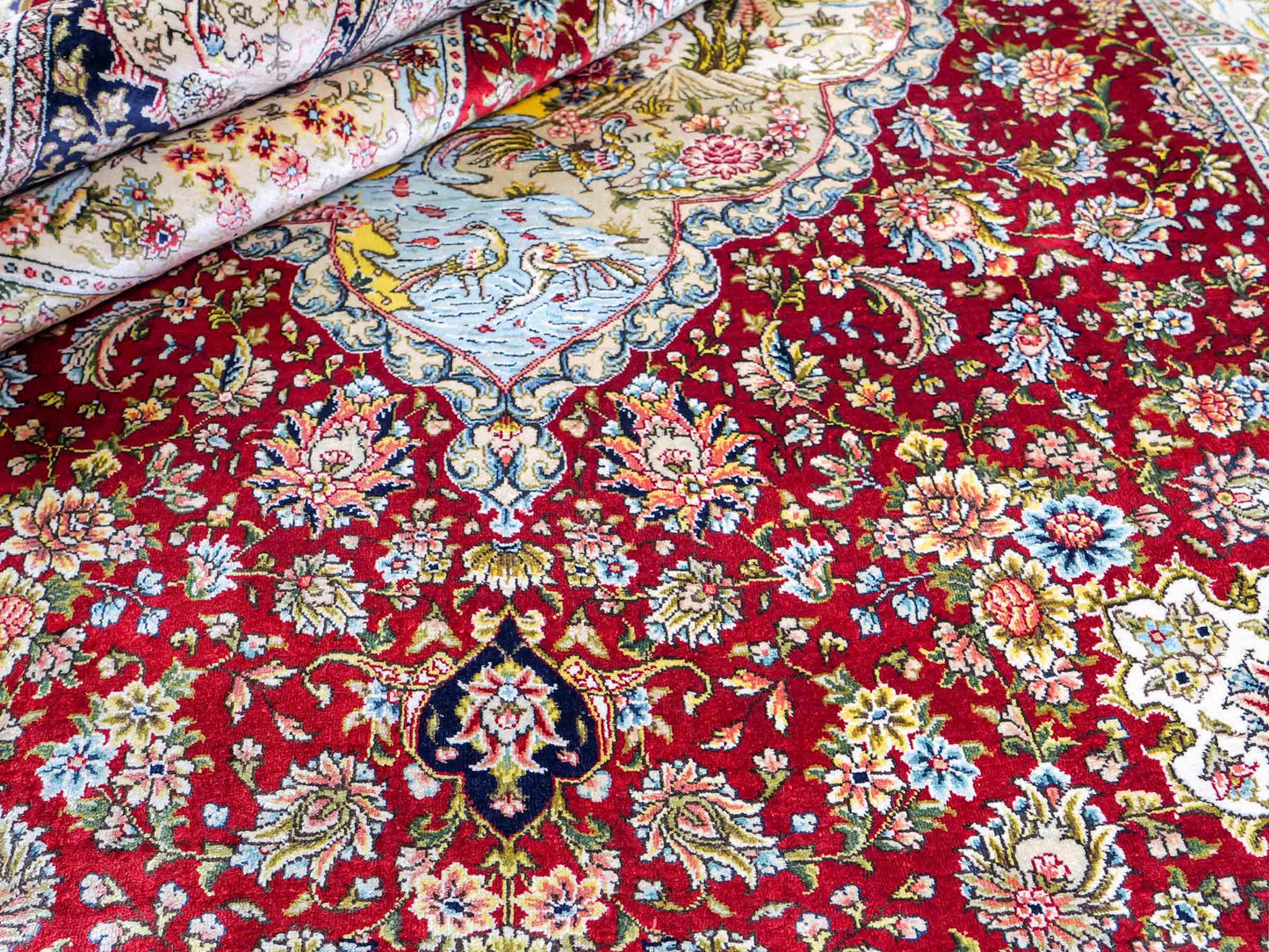 Sehr feiner, handgeknüpfter Khademi Orientteppich mit Ghom Design aus reiner Seide, rot, blau, creme, multicolor. 278x189 cm. Vertrieb durch Jupiter Intl.