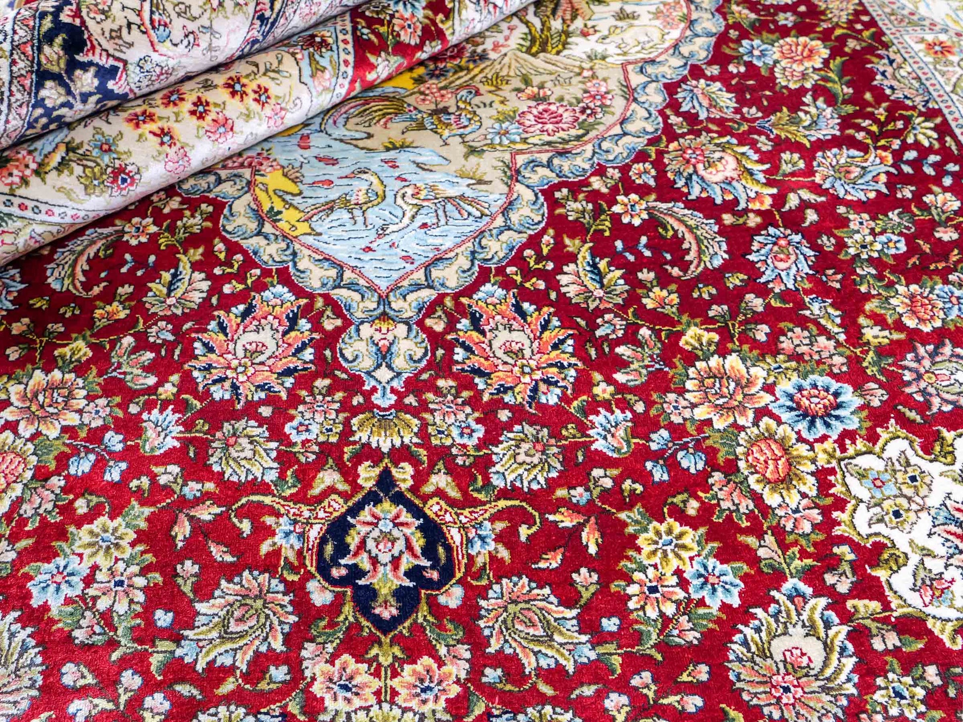 Sehr feiner, handgeknüpfter Khademi Orientteppich mit Ghom Design aus reiner Seide, rot, blau, creme, multicolor. 278x189 cm. Vertrieb durch Jupiter Intl.