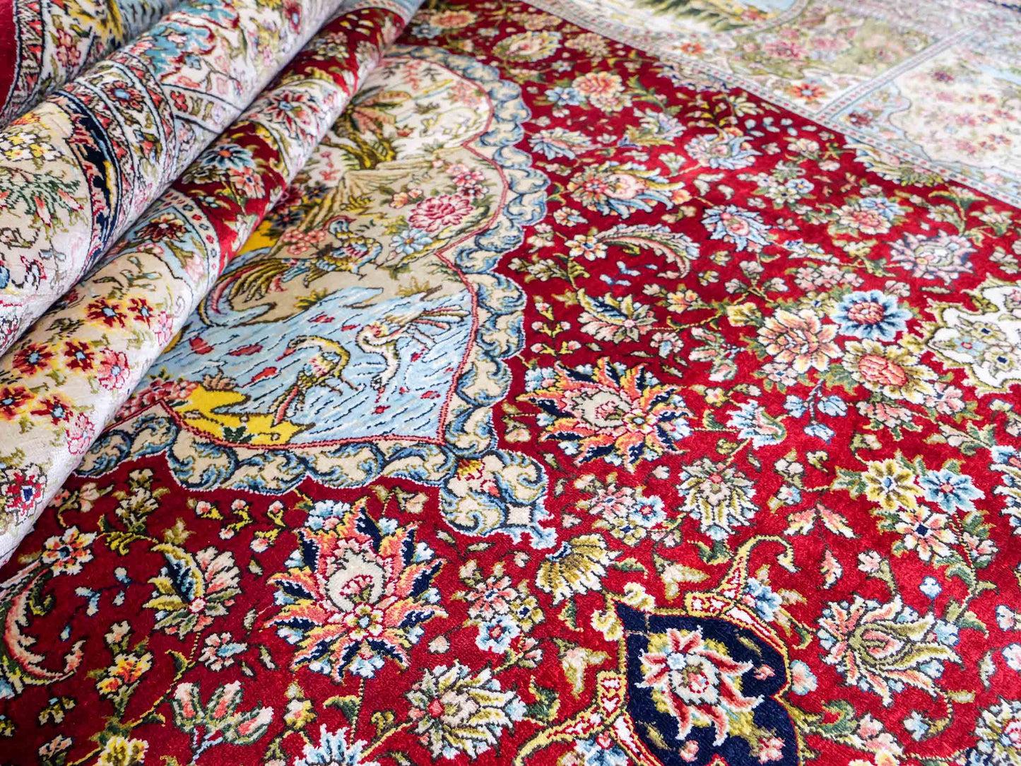 Sehr feiner, handgeknüpfter Khademi Orientteppich mit Ghom Design aus reiner Seide, rot, blau, creme, multicolor. 278x189 cm. Vertrieb durch Jupiter Intl.