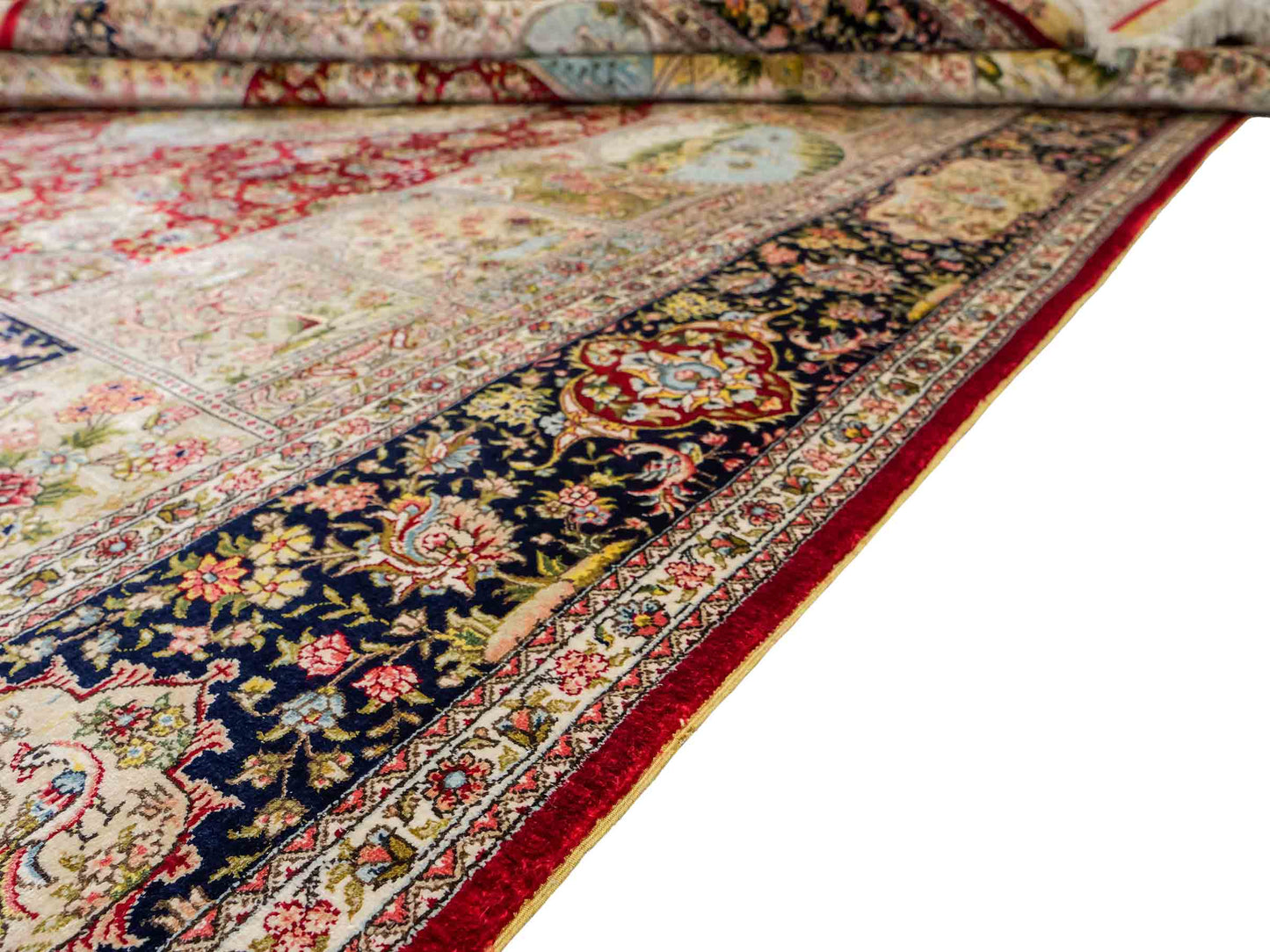 Sehr feiner, handgeknüpfter Khademi Orientteppich mit Ghom Design aus reiner Seide, rot, blau, creme, multicolor. 278x189 cm. Vertrieb durch Jupiter Intl.