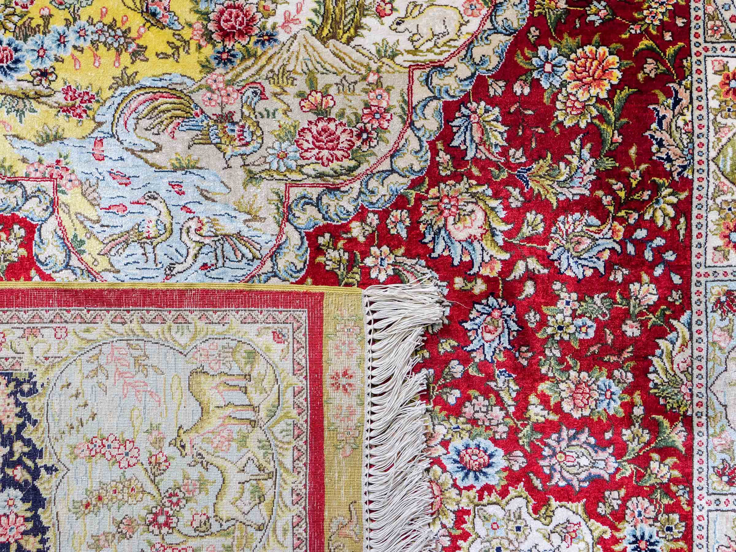 Sehr feiner, handgeknüpfter Khademi Orientteppich mit Ghom Design aus reiner Seide, rot, blau, creme, multicolor. 278x189 cm. Vertrieb durch Jupiter Intl.