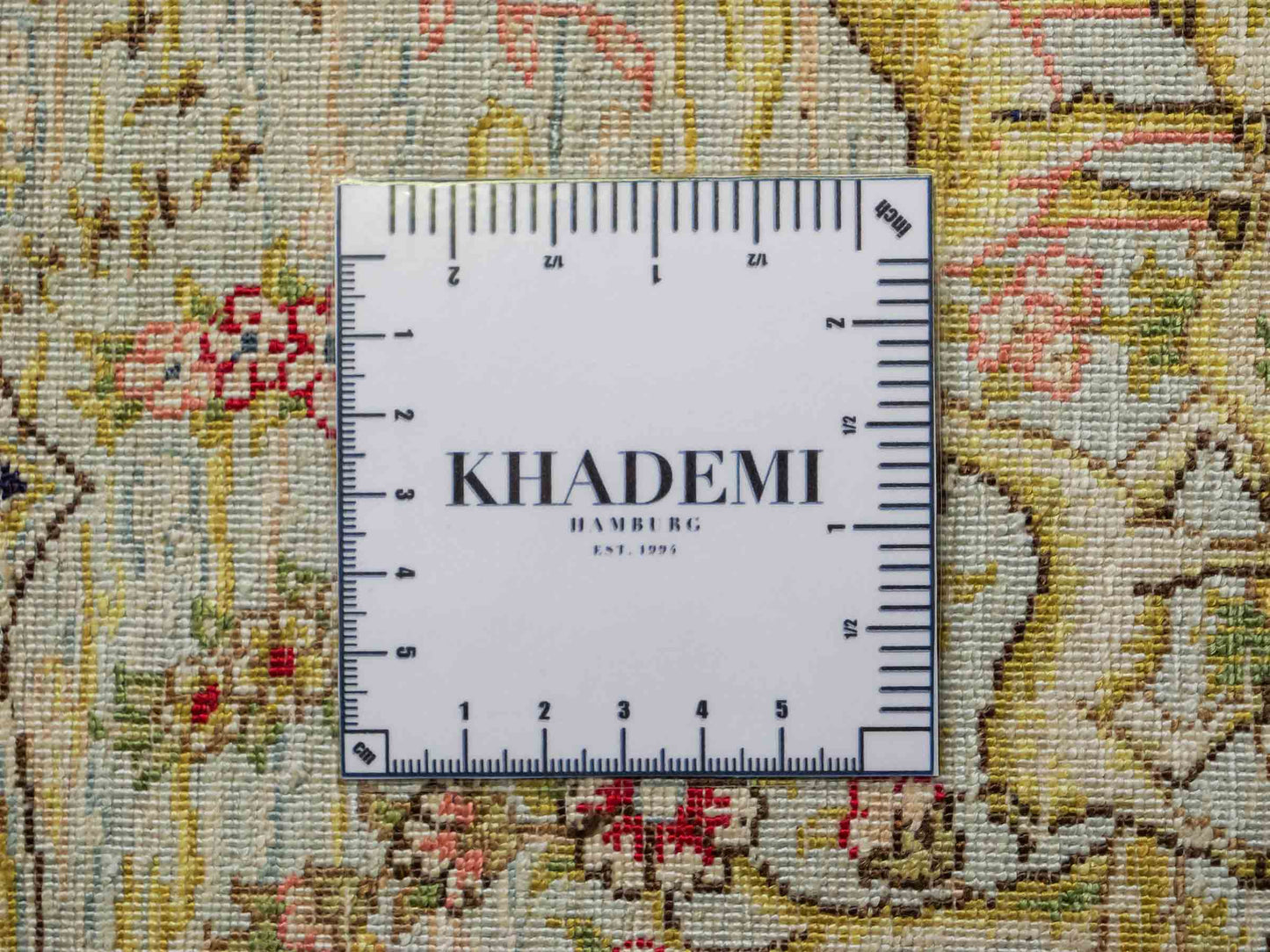 Sehr feiner, handgeknüpfter Khademi Orientteppich mit Ghom Design aus reiner Seide, rot, blau, creme, multicolor. 278x189 cm. Vertrieb durch Jupiter Intl.
